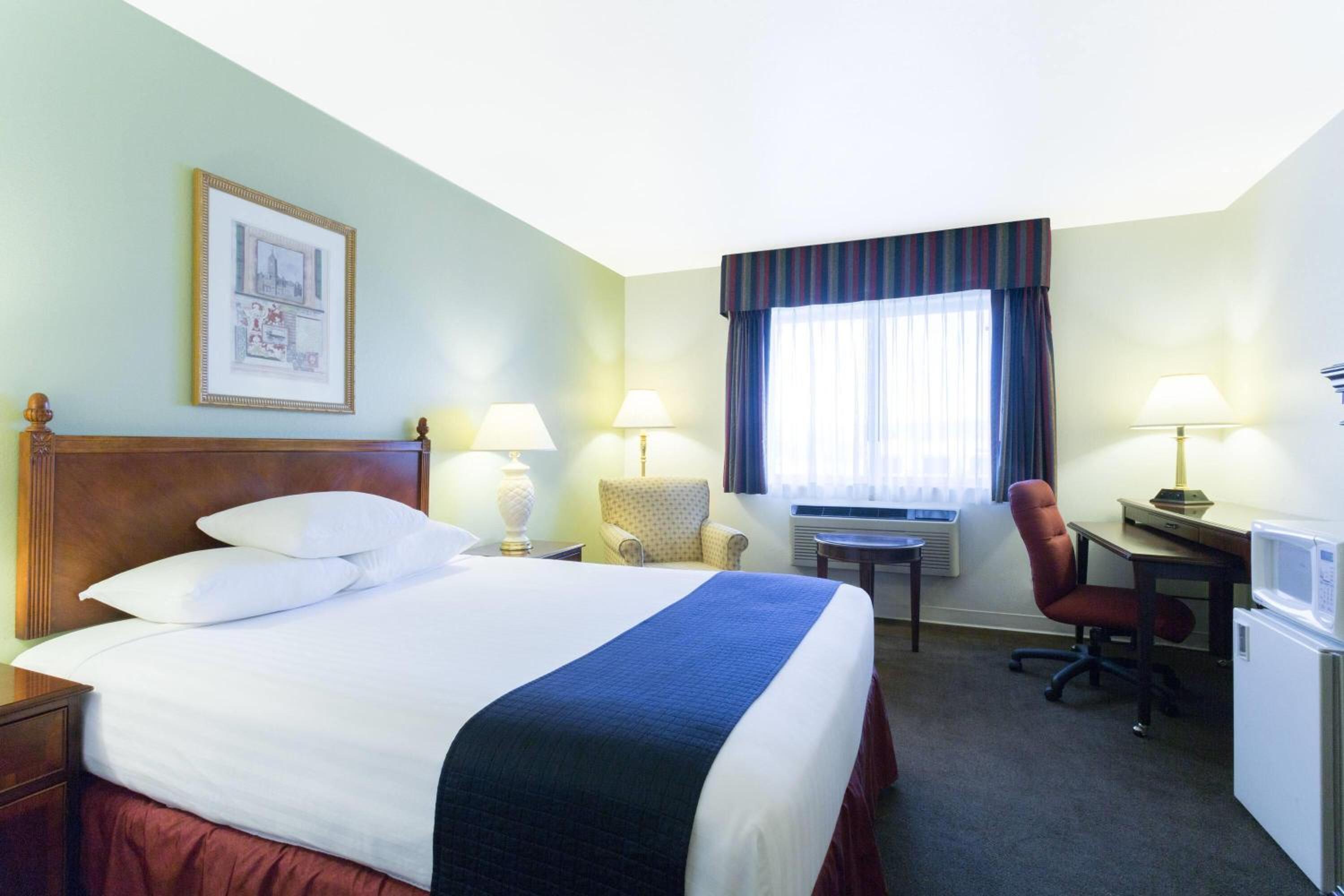 King Room - Non-Smoking - Photo 2