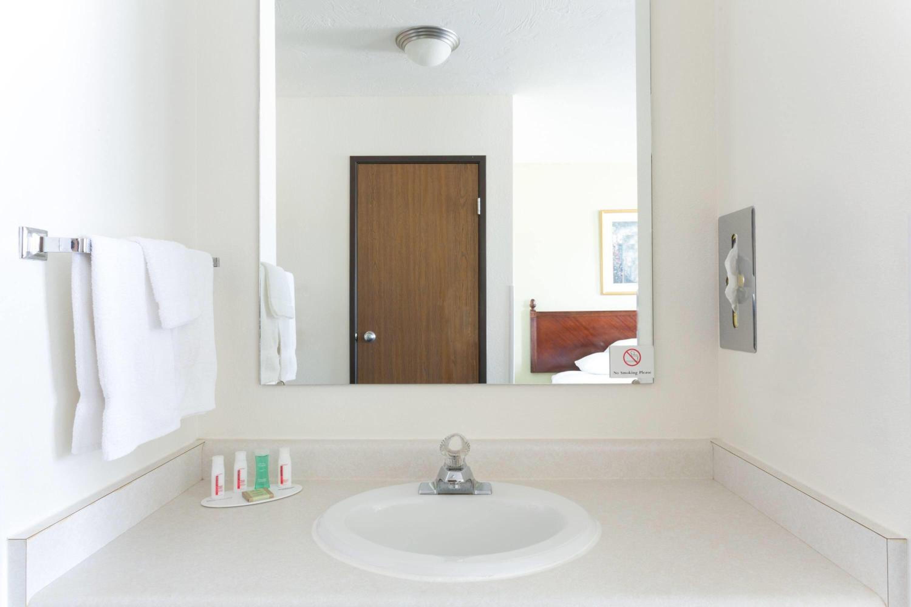 Queen Room - Non-Smoking - Photo 1