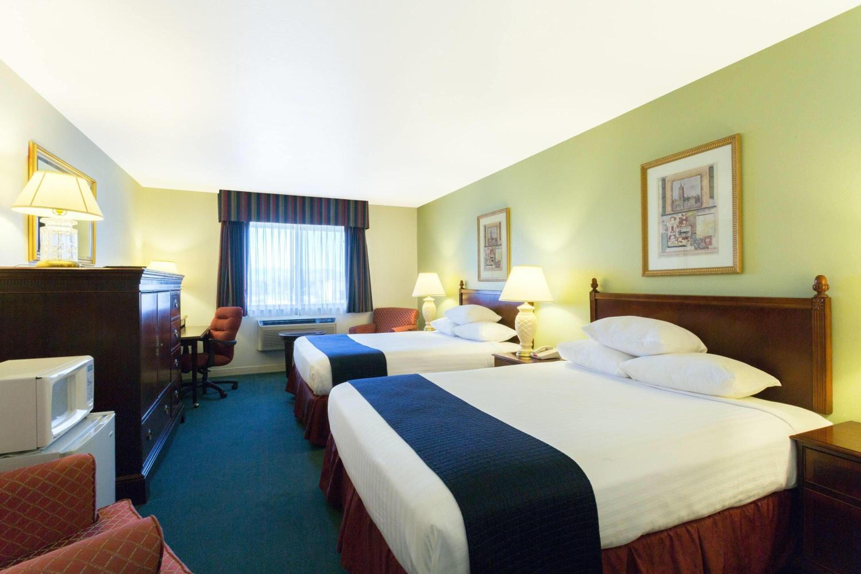 Two Queen Bed Queen Family Suite - Non-Smoking - Photo 3