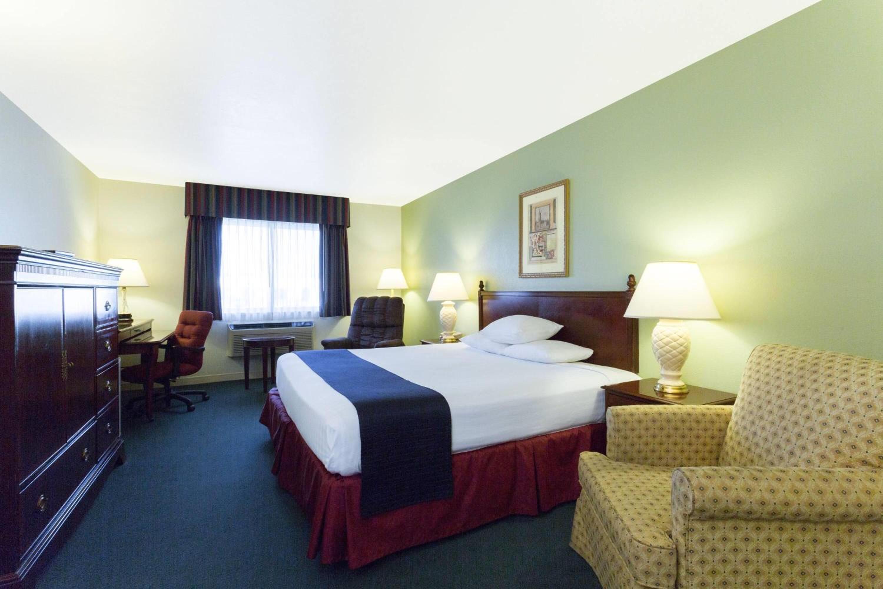 Queen Room - Non-Smoking - Photo 2