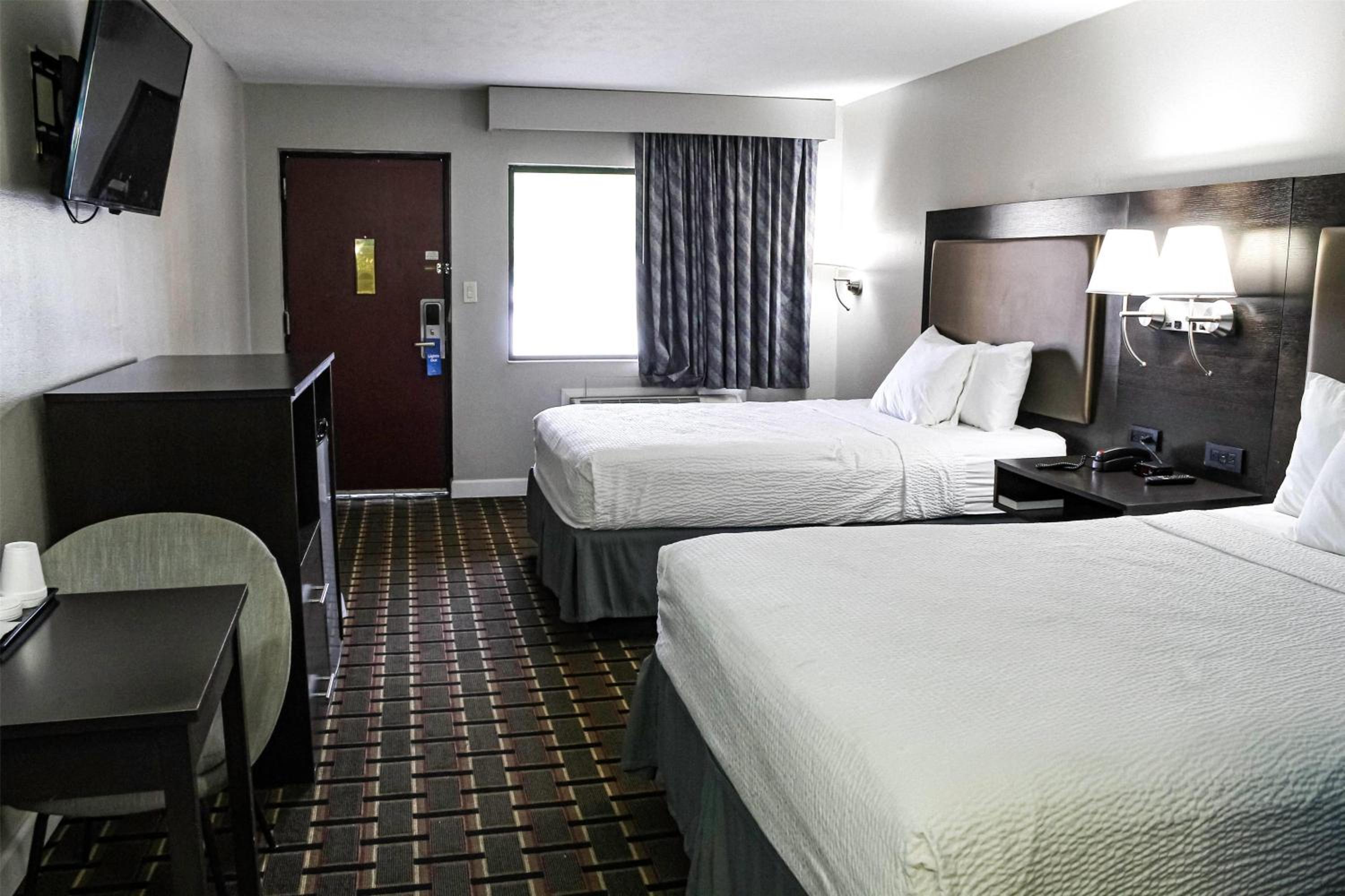 Queen Room with Two Queen Beds - Smoking - Photo 2