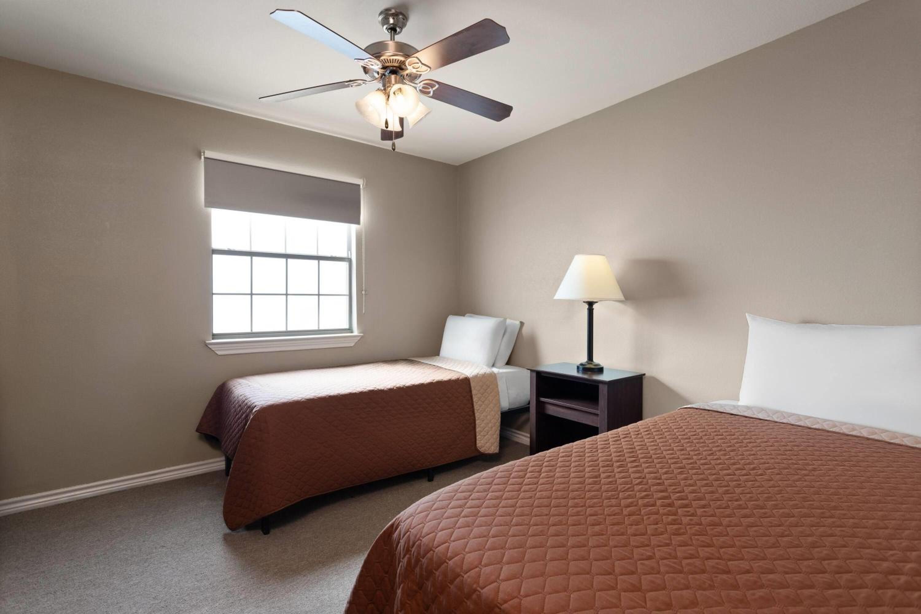 One-Bedroom Suite with Two Twin Beds, Mobility Access and Roll-In Shower, Non-Smoking photo 2