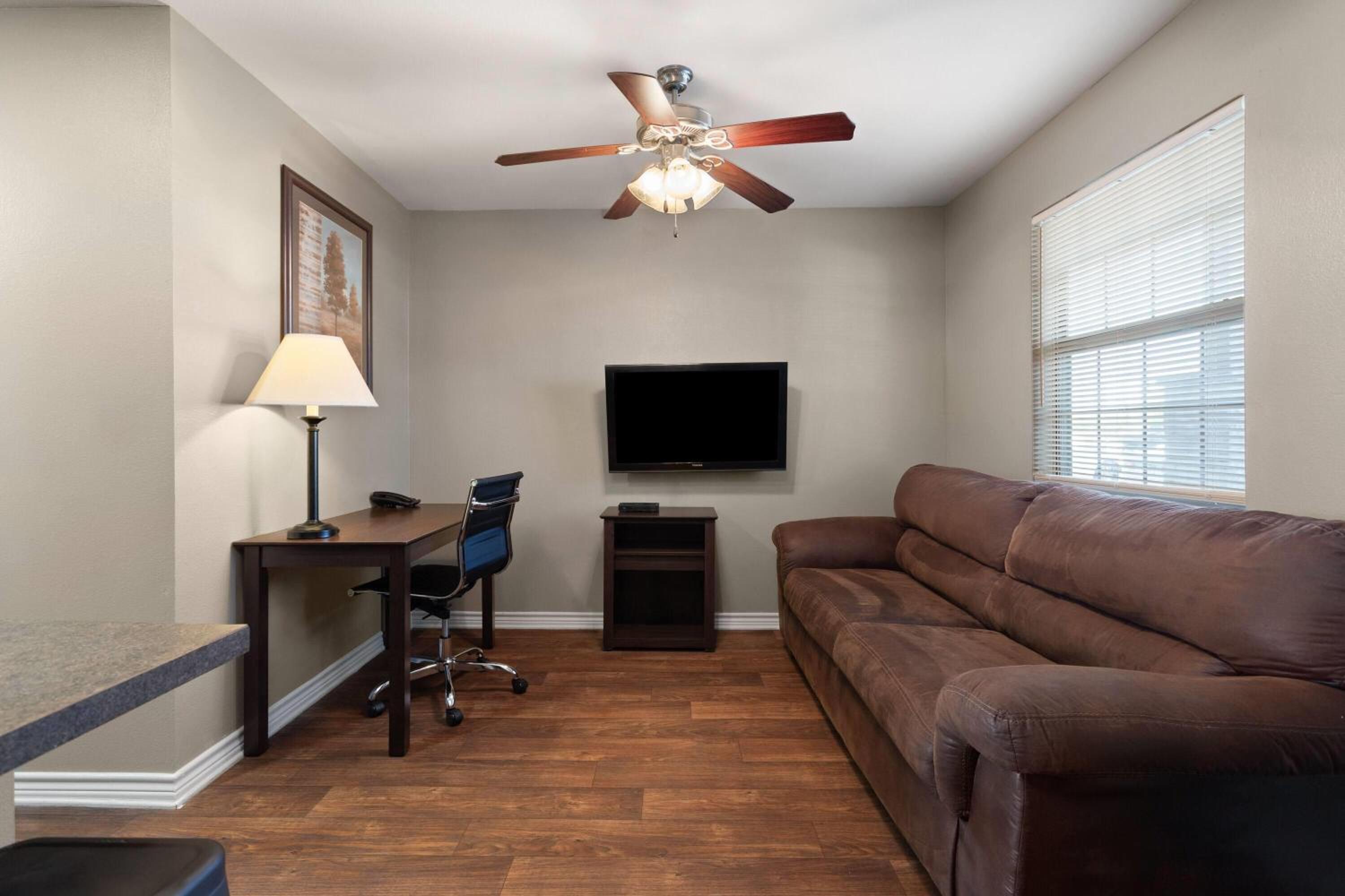 One-Bedroom Suite with Two Twin Beds, Mobility Access and Roll-In Shower, Non-Smoking photo 3