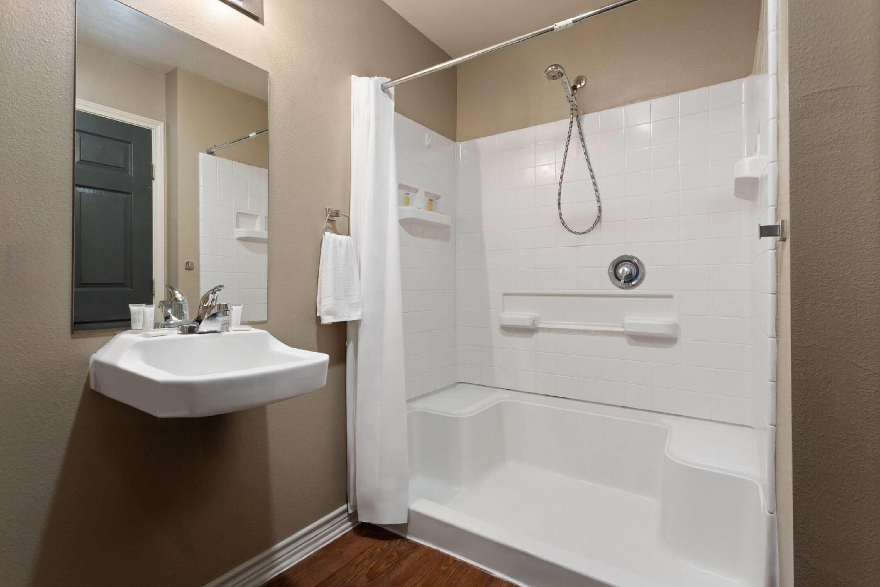 One-Bedroom Queen Suite with Mobility Access and Roll-In Shower, Non-Smoking photo 2