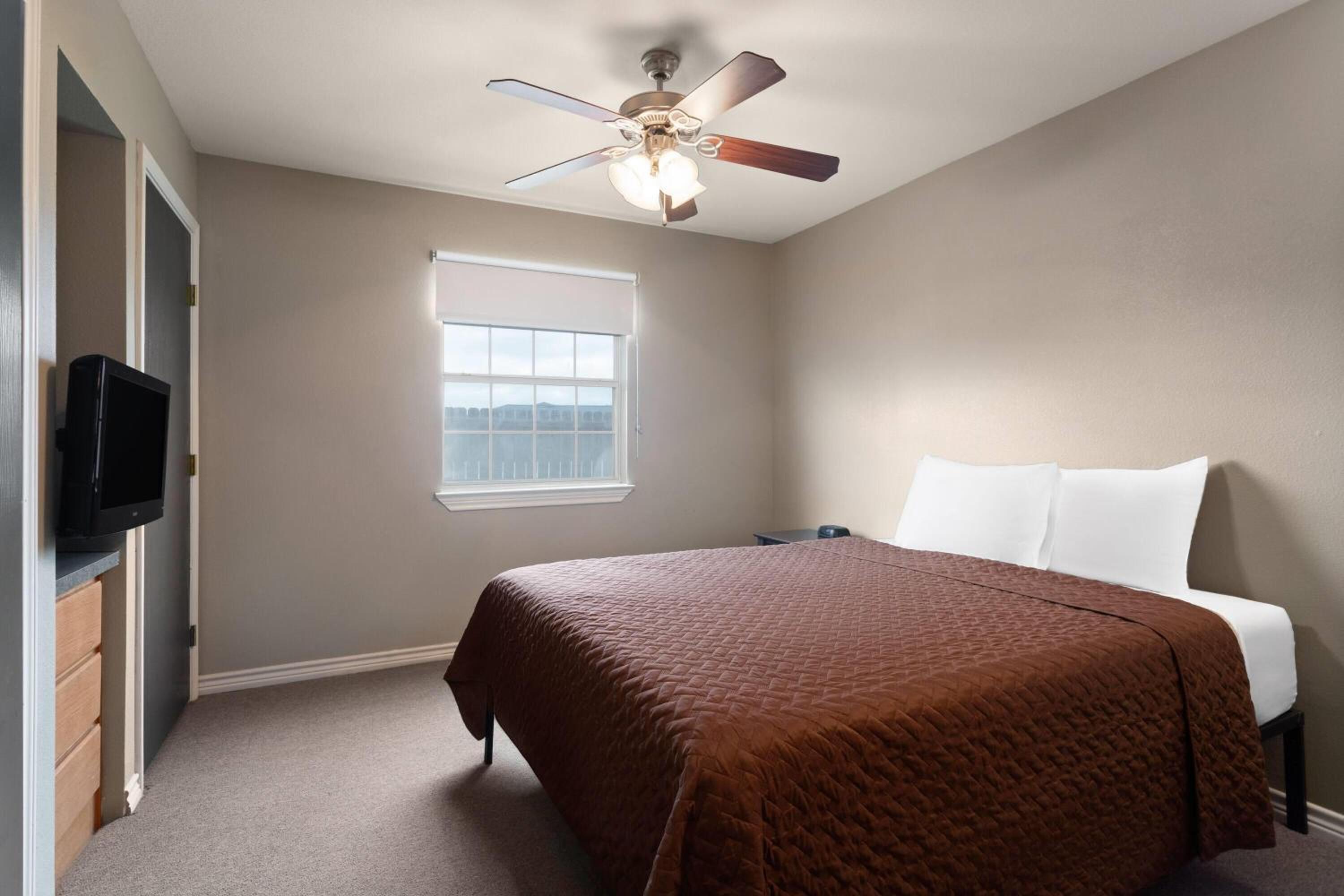 One-Bedroom Queen Suite with Mobility Access and Roll-In Shower, Non-Smoking photo 3