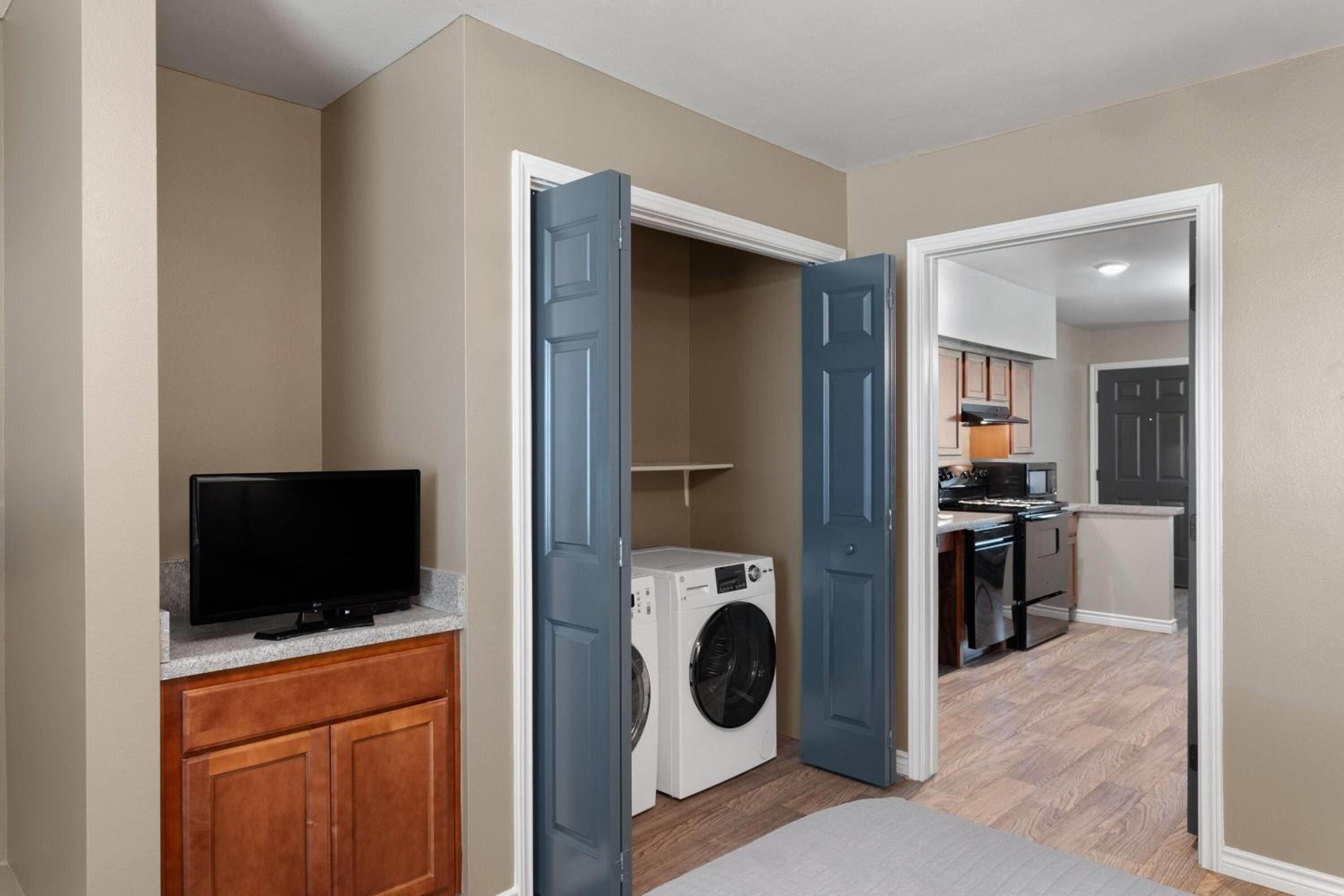 One-Bedroom Queen Suite with Mobility Access and Roll-In Shower, Non-Smoking - Photo 2