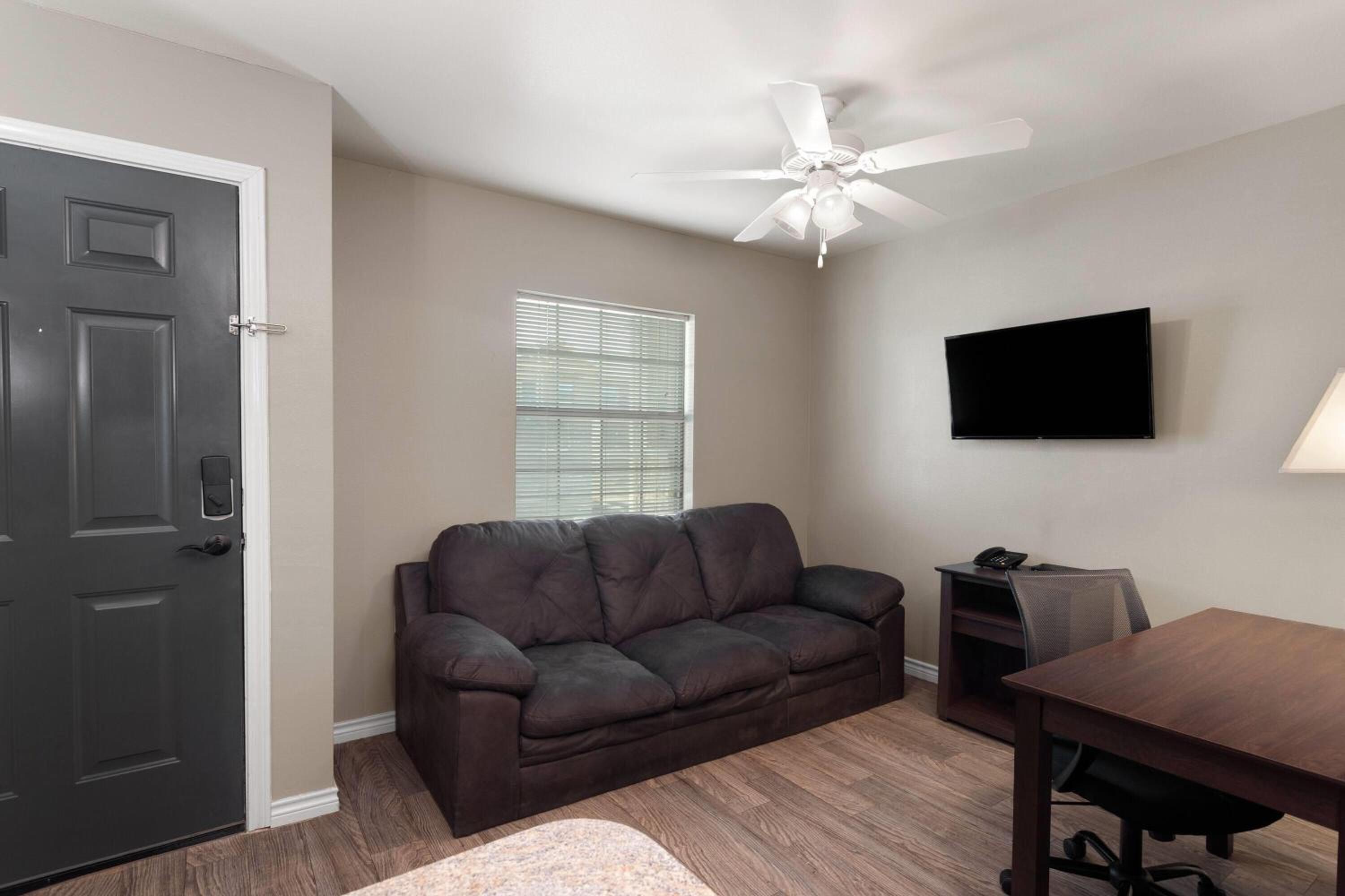 One-Bedroom Queen Suite with Mobility Access and Roll-In Shower, Non-Smoking - Photo 3