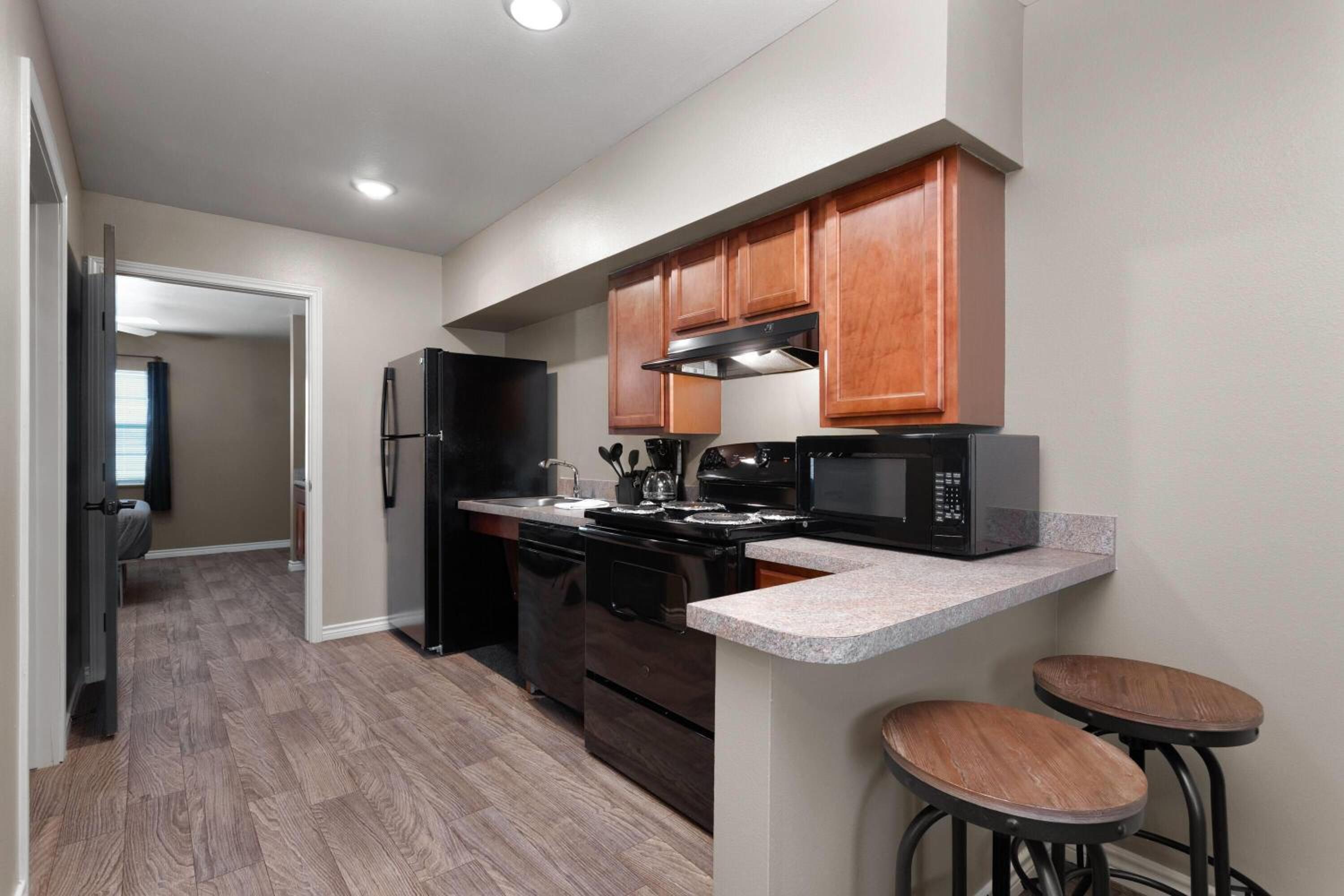 One-Bedroom Queen Suite with Mobility Access and Roll-In Shower, Non-Smoking - Photo 4