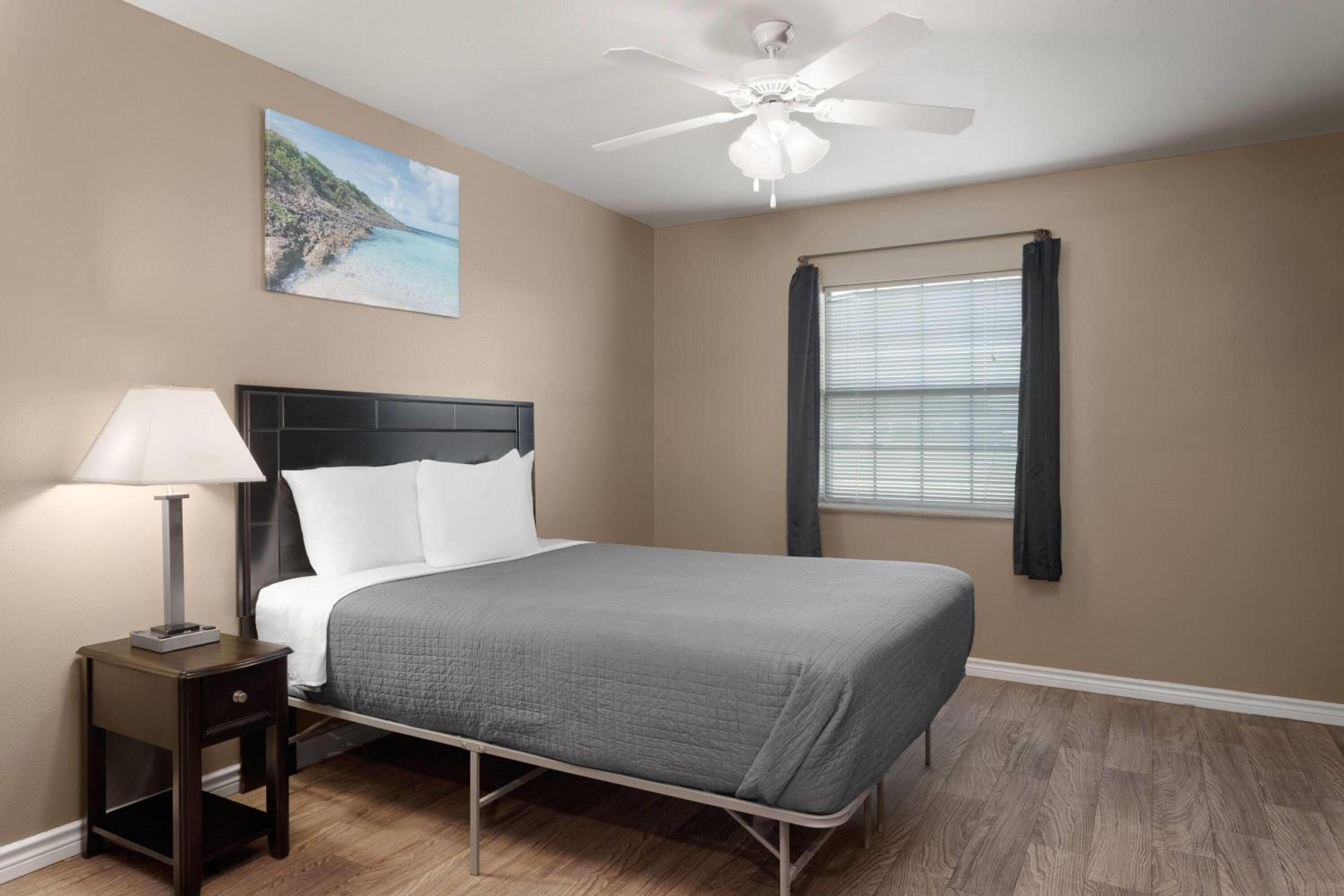 One-Bedroom Queen Suite with Mobility Access and Roll-In Shower, Non-Smoking - Photo 5