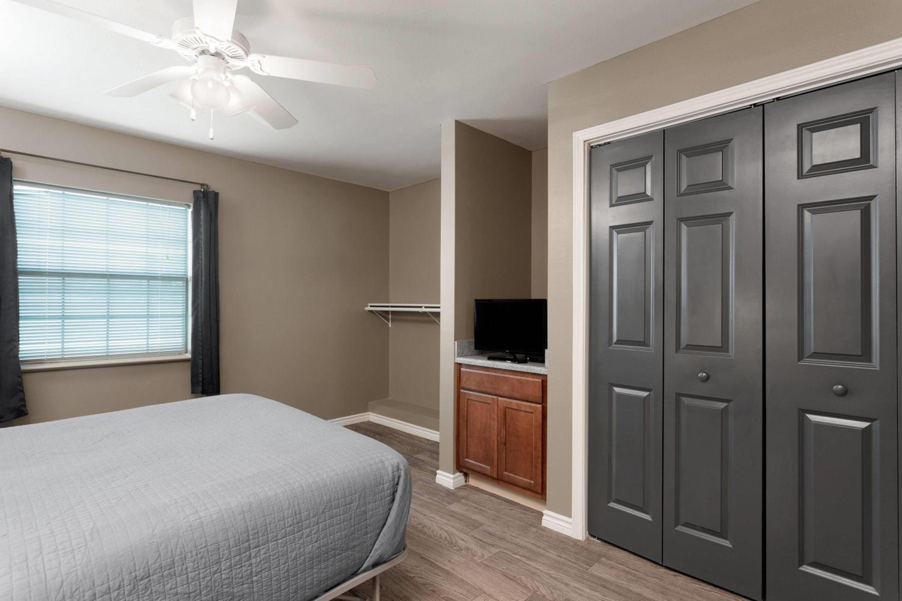 One-Bedroom Queen Suite with Mobility Access and Roll-In Shower, Non-Smoking - Photo 6