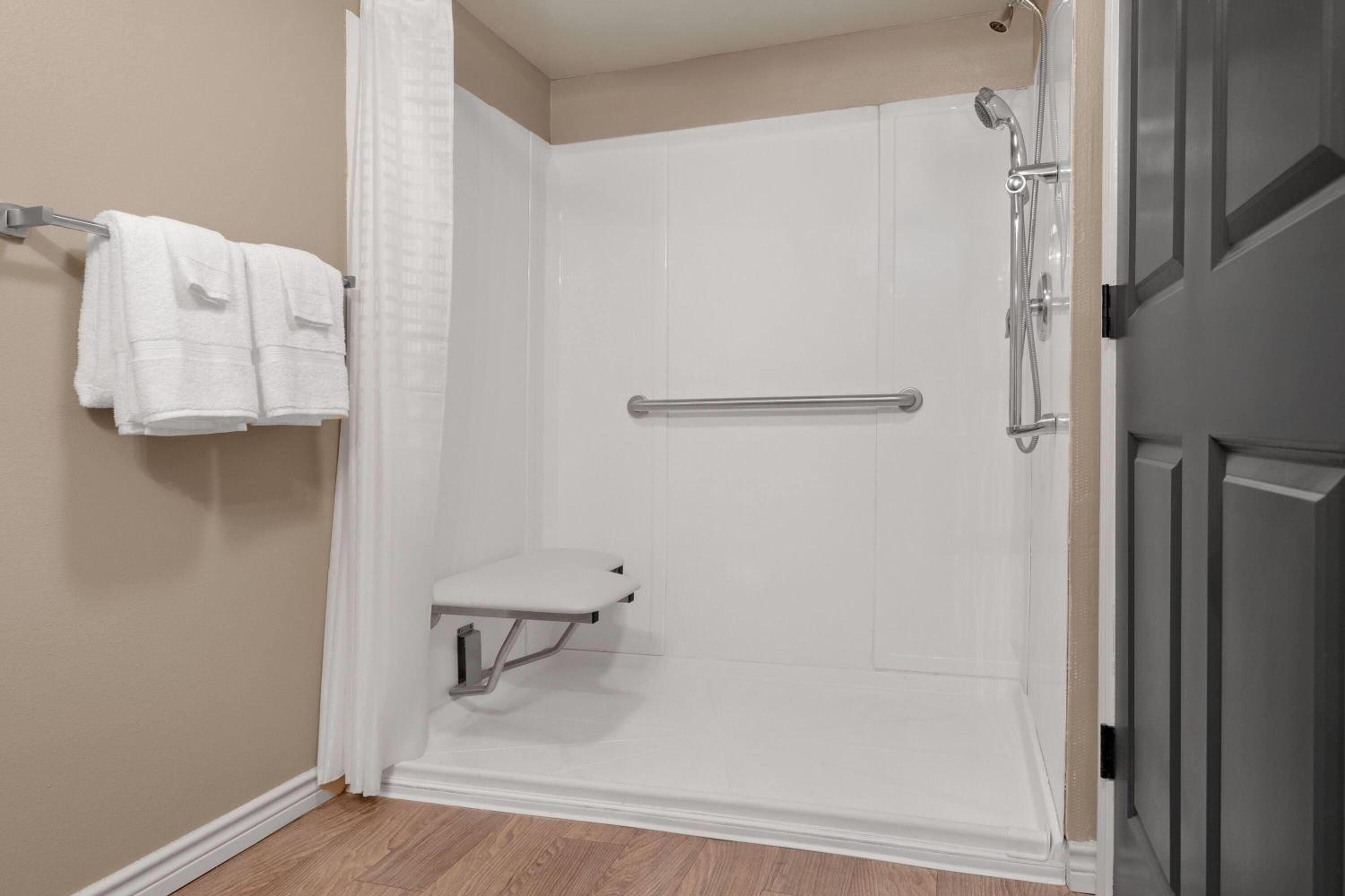 One-Bedroom Queen Suite with Mobility Access and Roll-In Shower, Non-Smoking - Photo 7