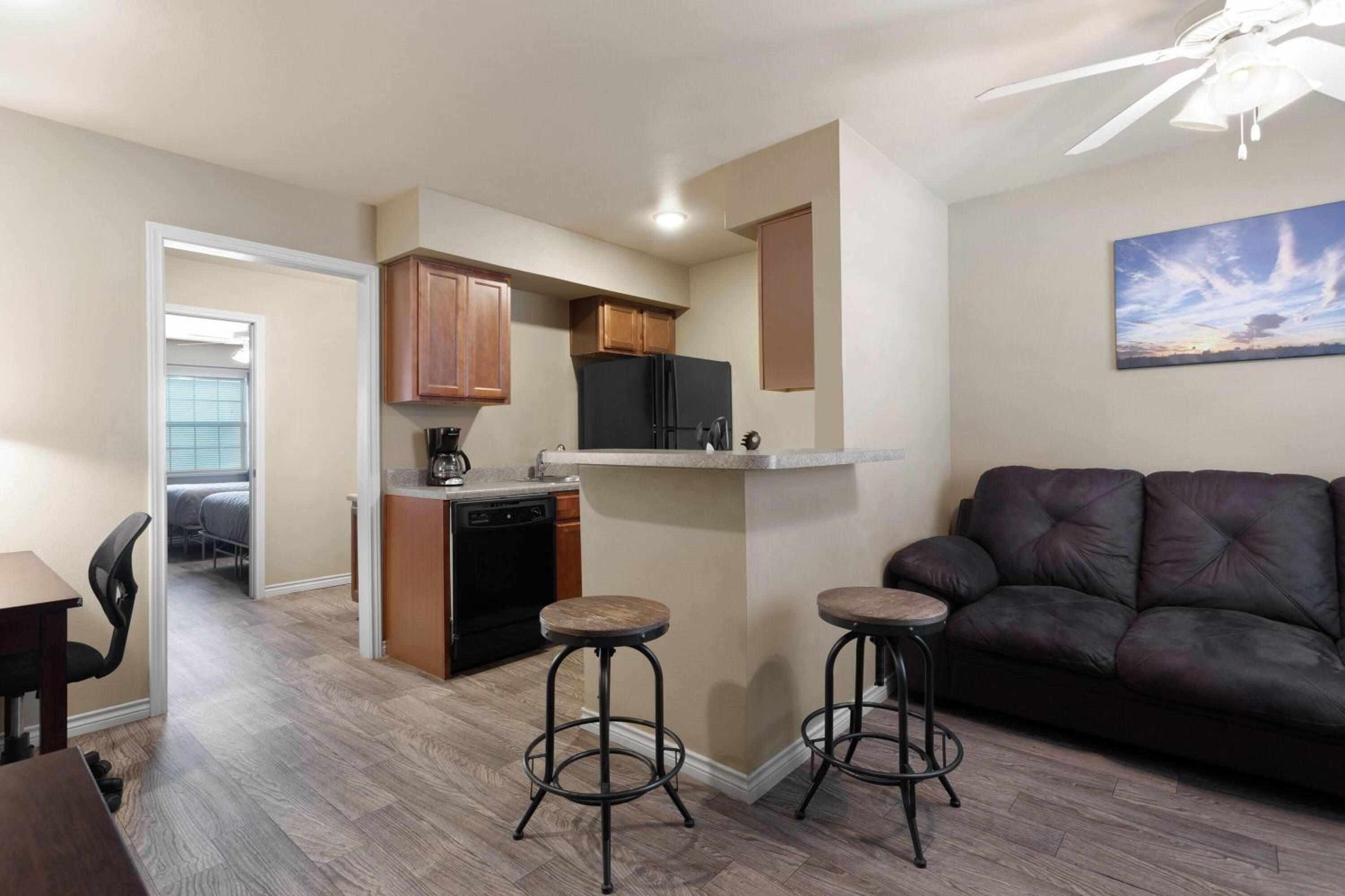 One-Bedroom Suite with Two Queen Beds, Non-Smoking - Photo 6