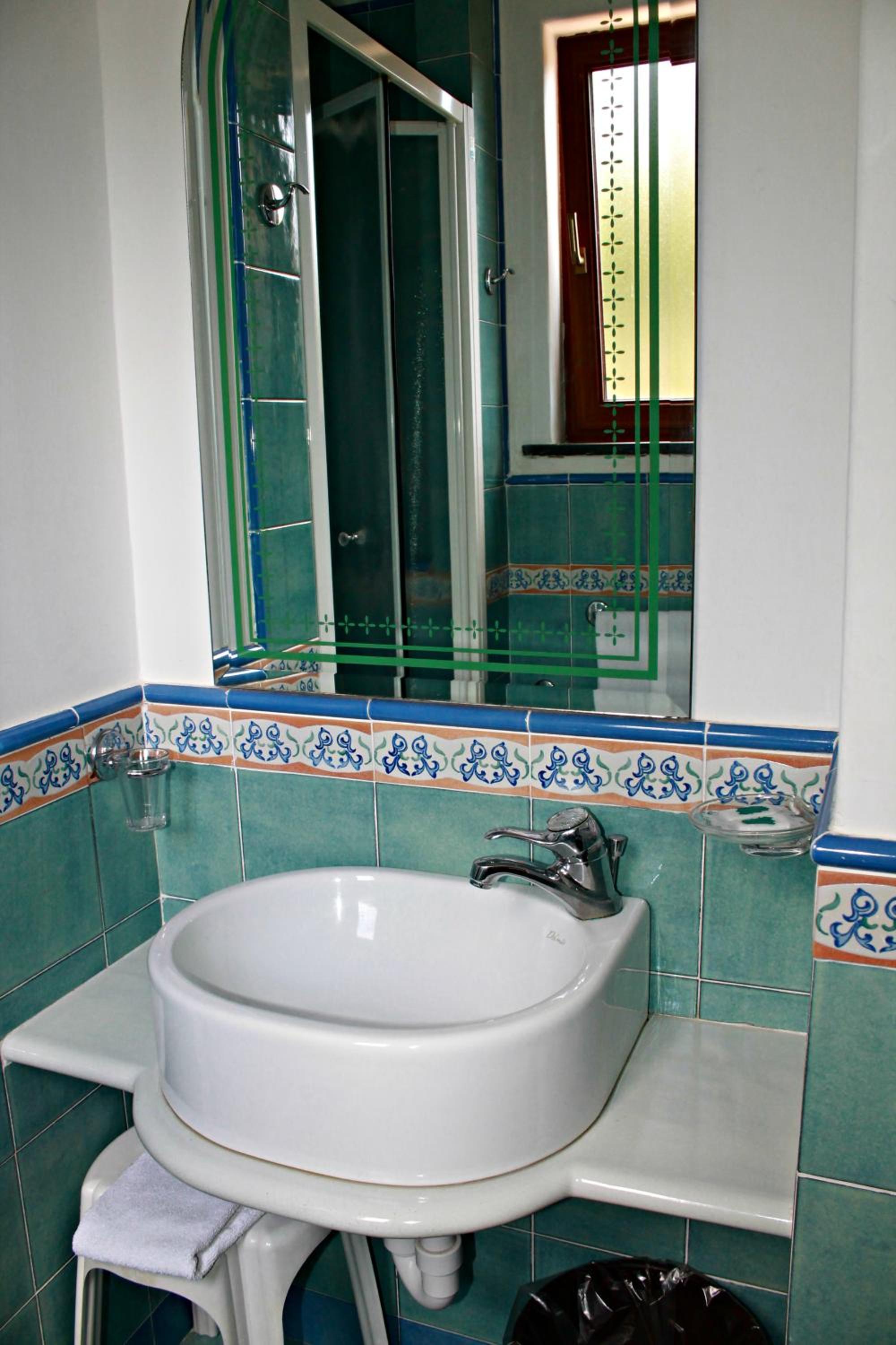 Standard Double Room - Photo 9