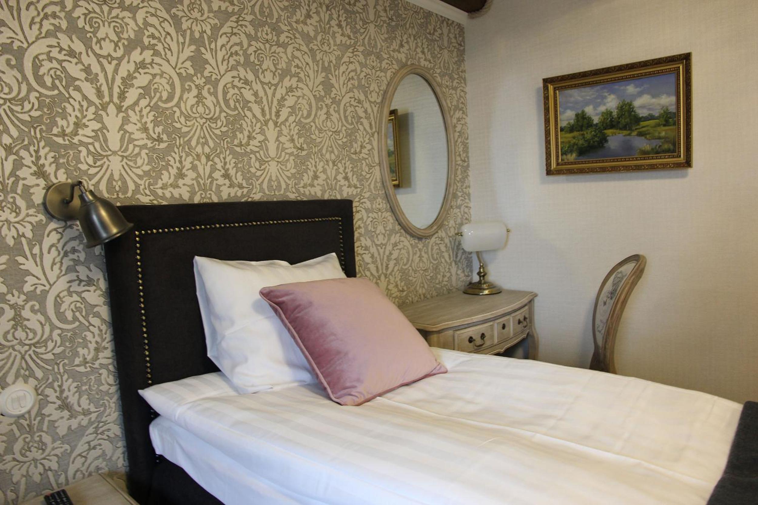 Double or Twin Room with Bathroom - Photo 6