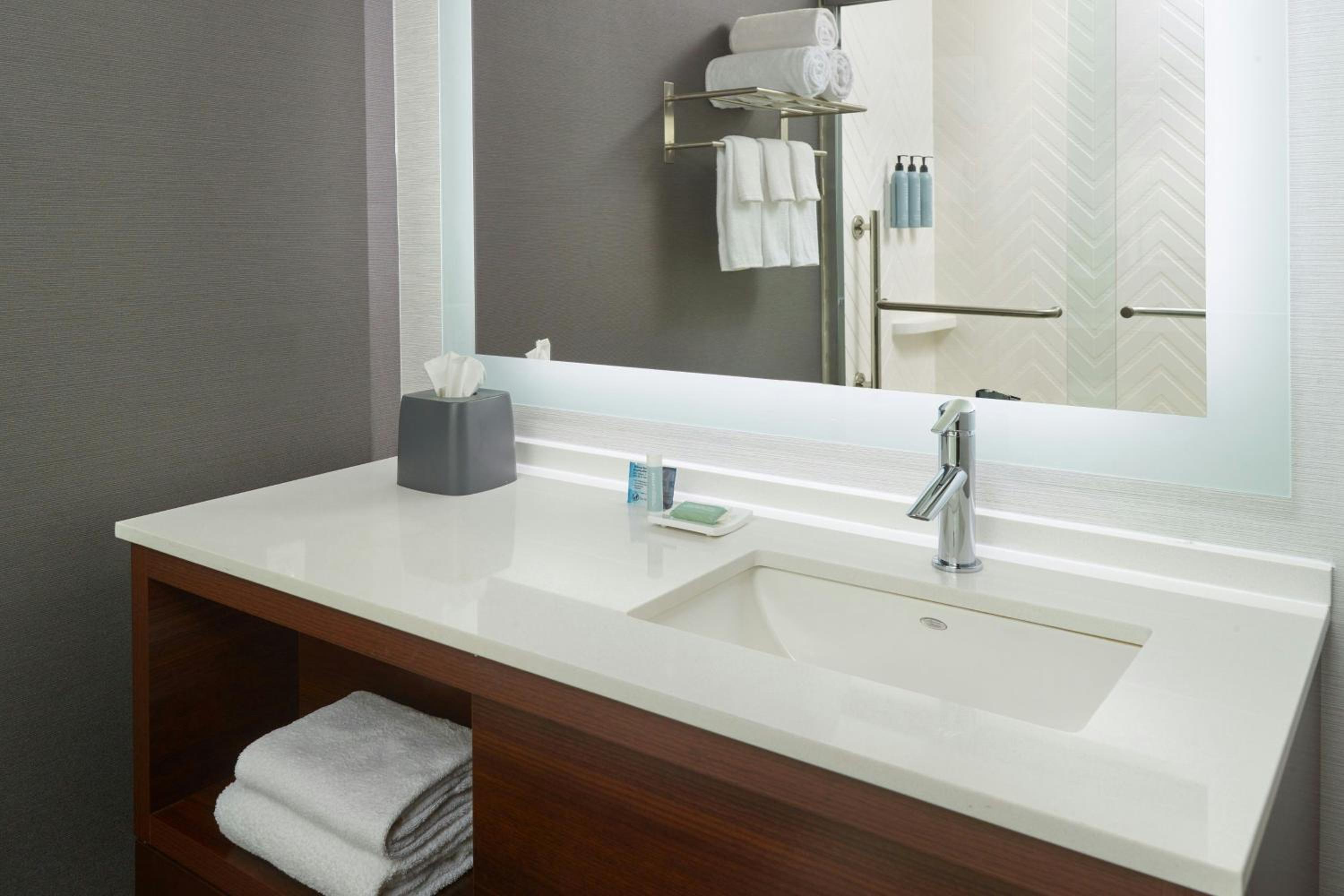 Standard King Room - Hearing Accessible - Photo 5
