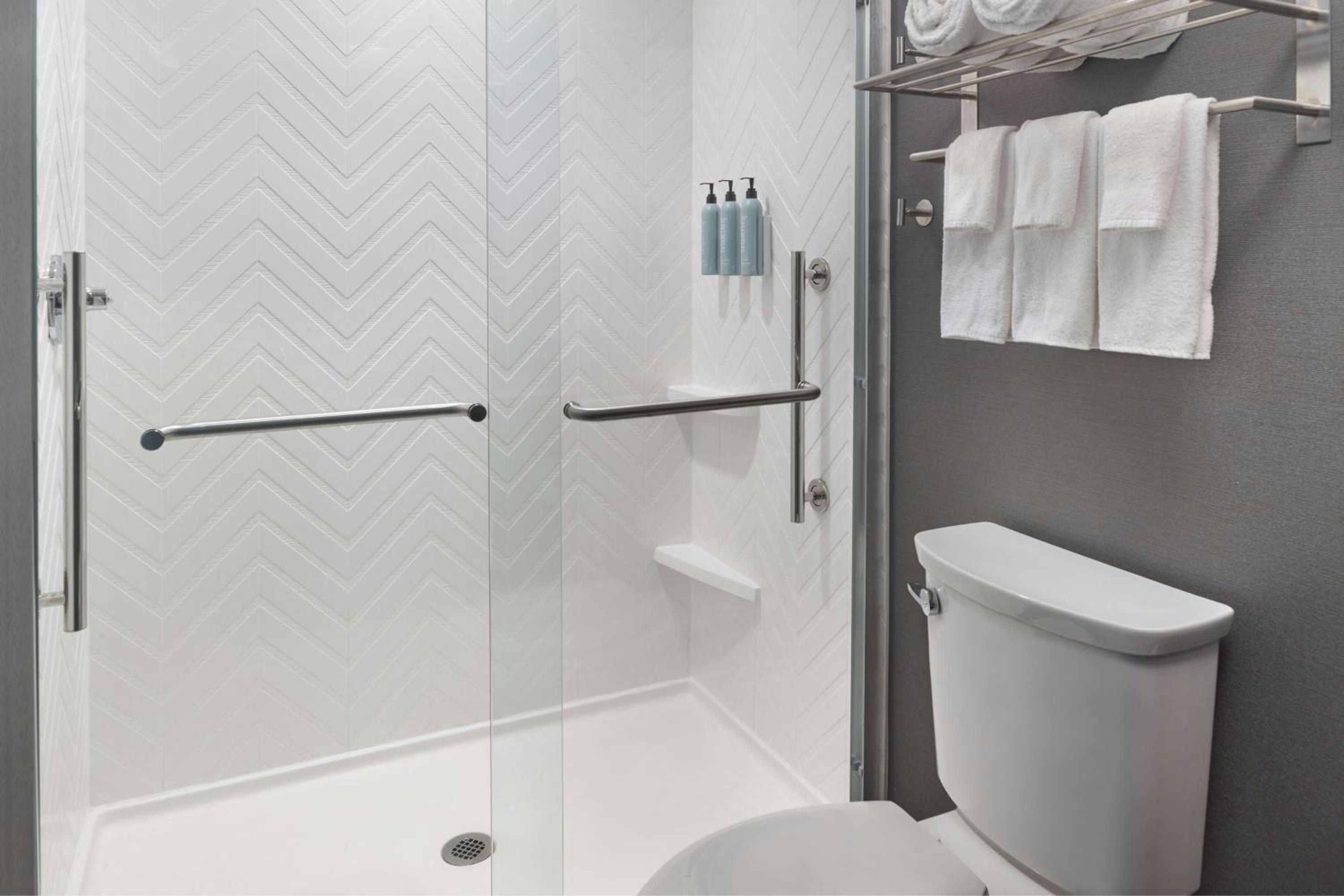 Standard King Room - Hearing Accessible - Photo 10