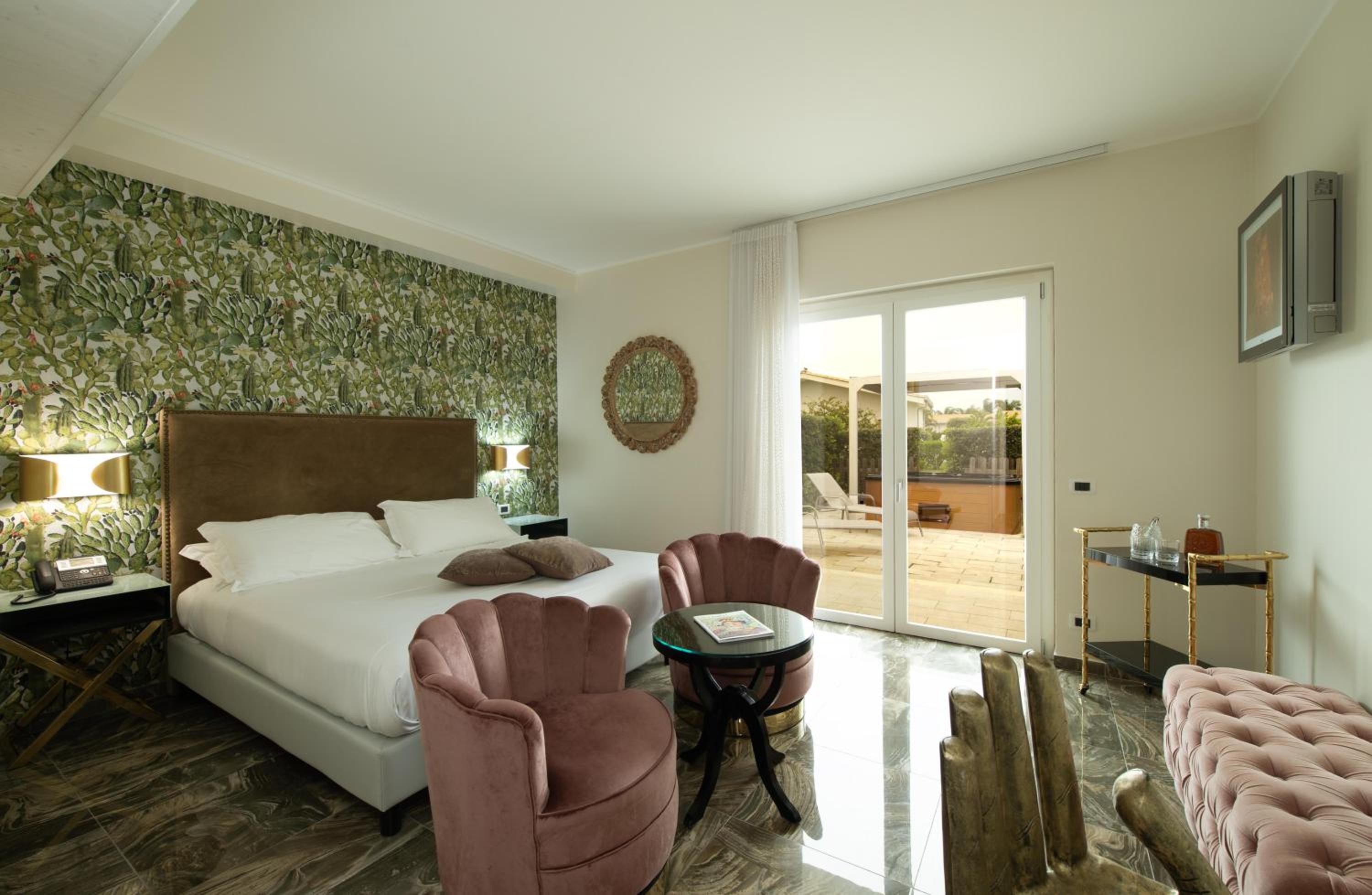 Queen Suite with Spa Bath