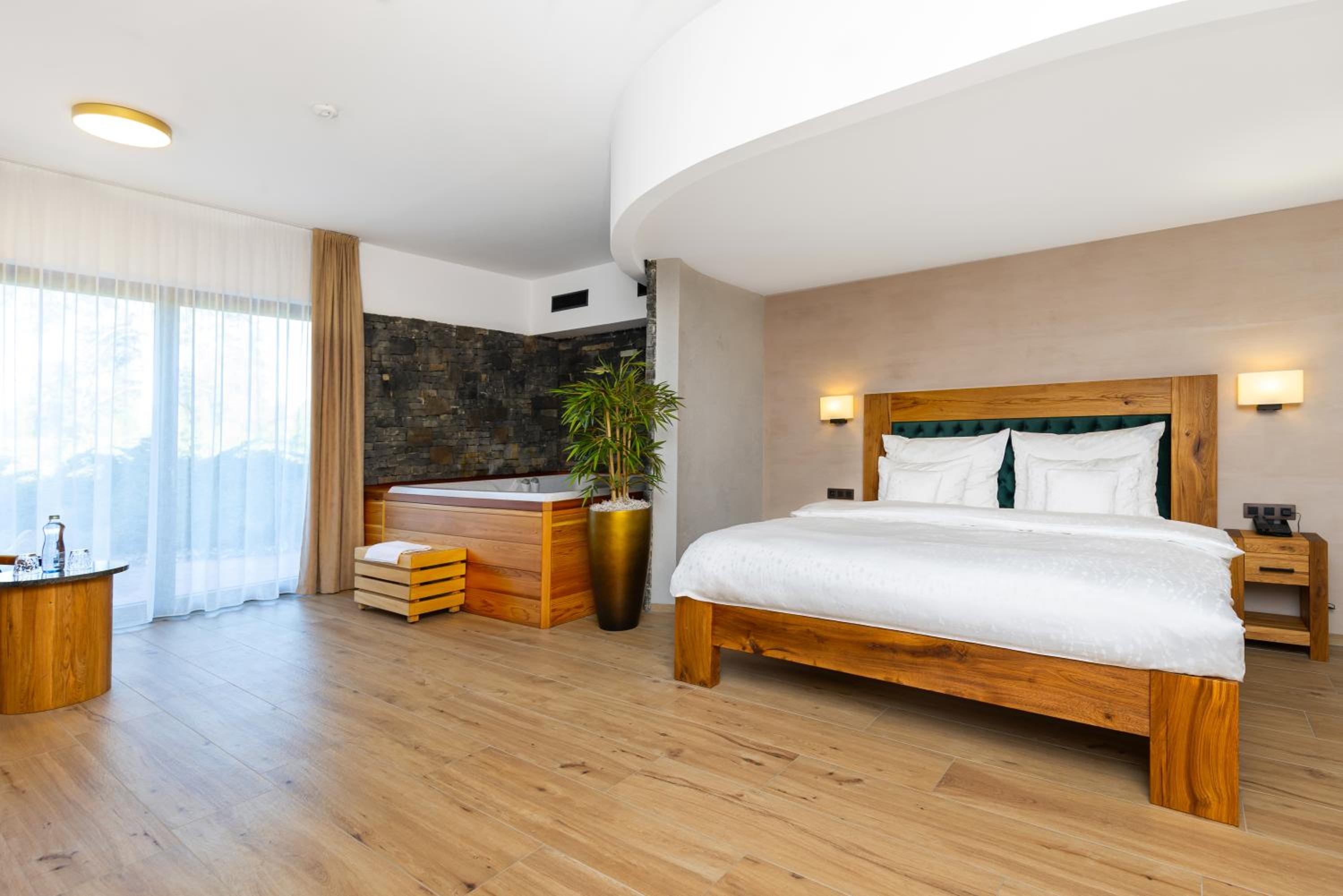 Deluxe Suite with Spa Bath and Sauna - Photo 7