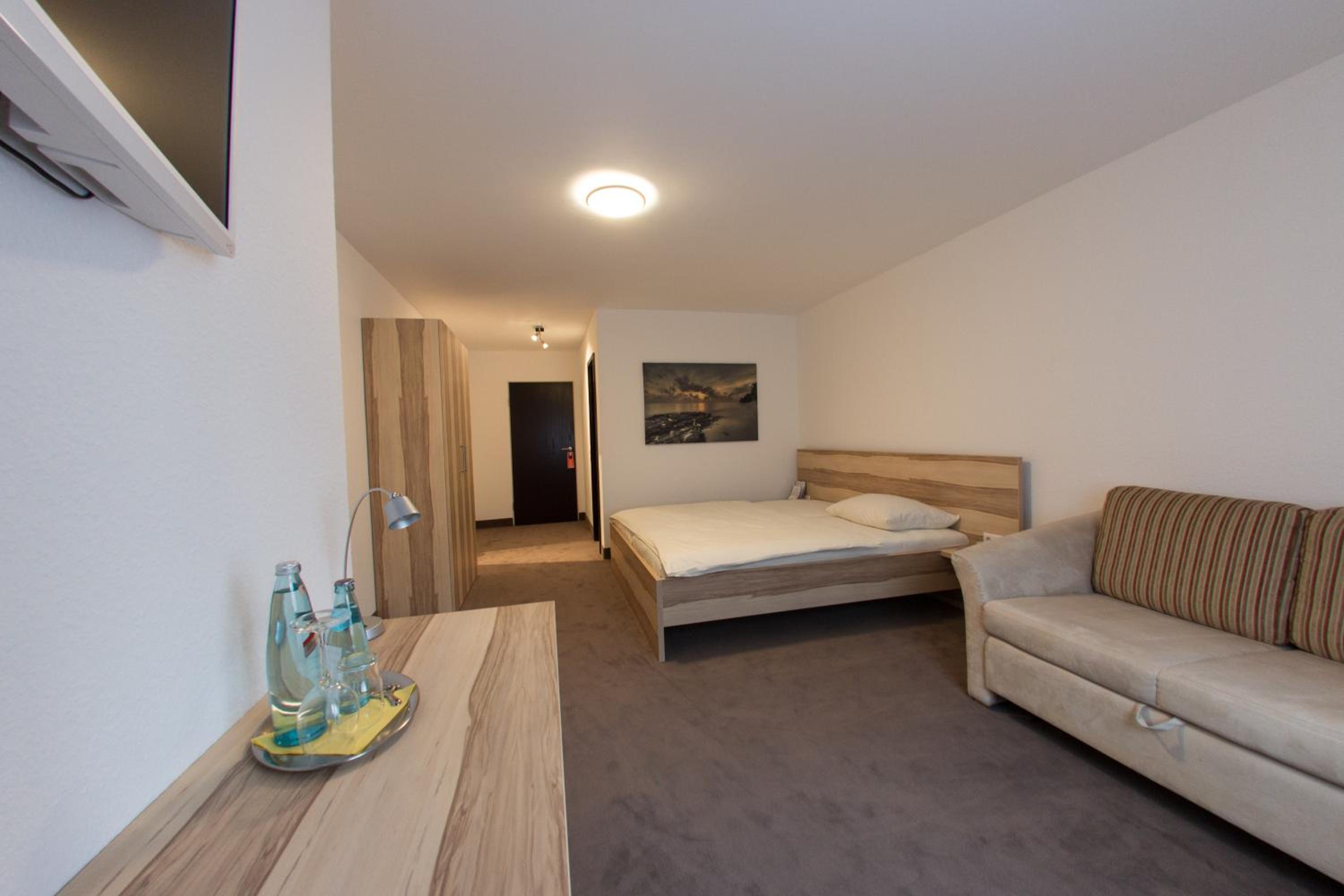 Double Room with Bath - Photo 7