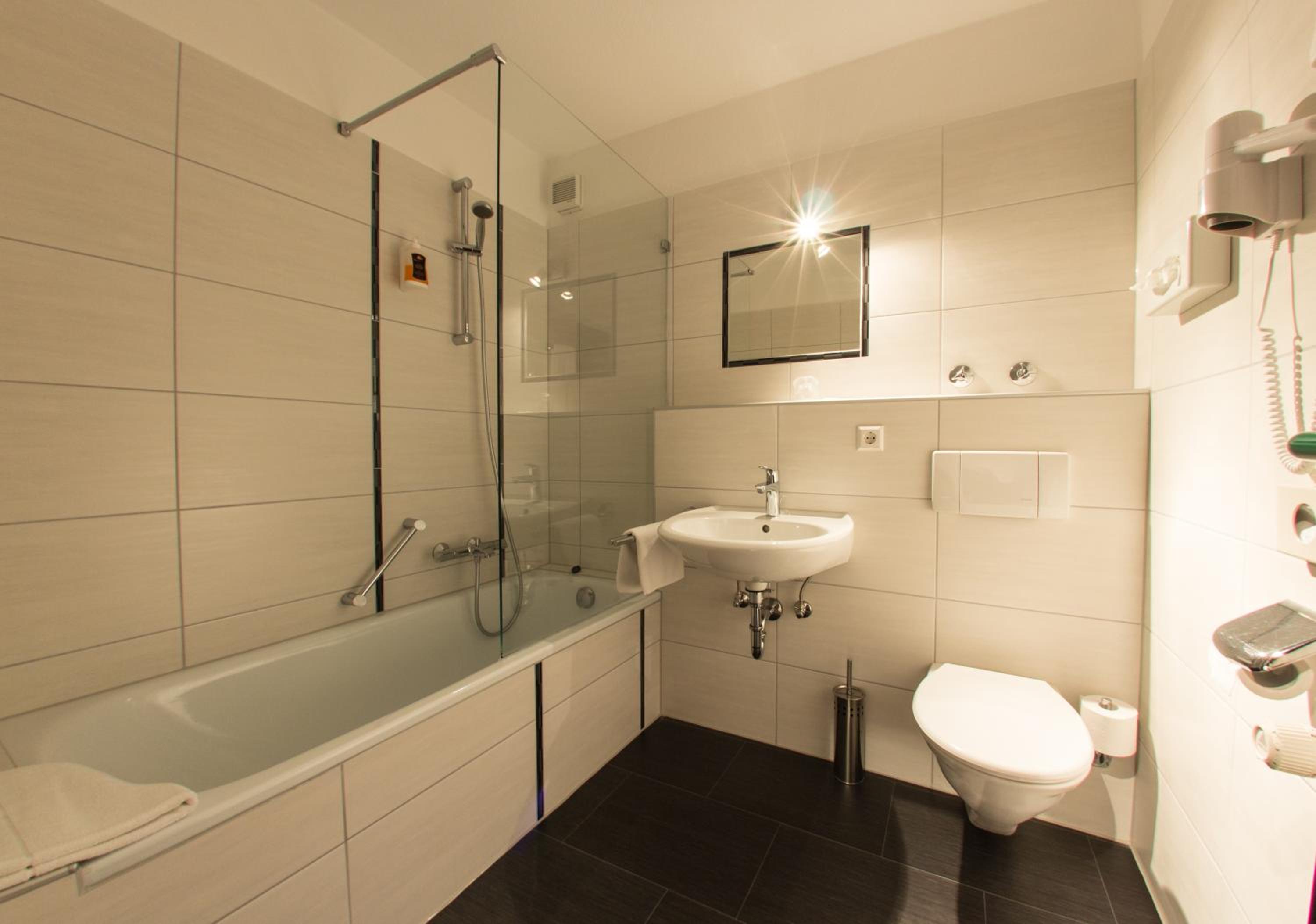 Double Room with Bath - Photo 6