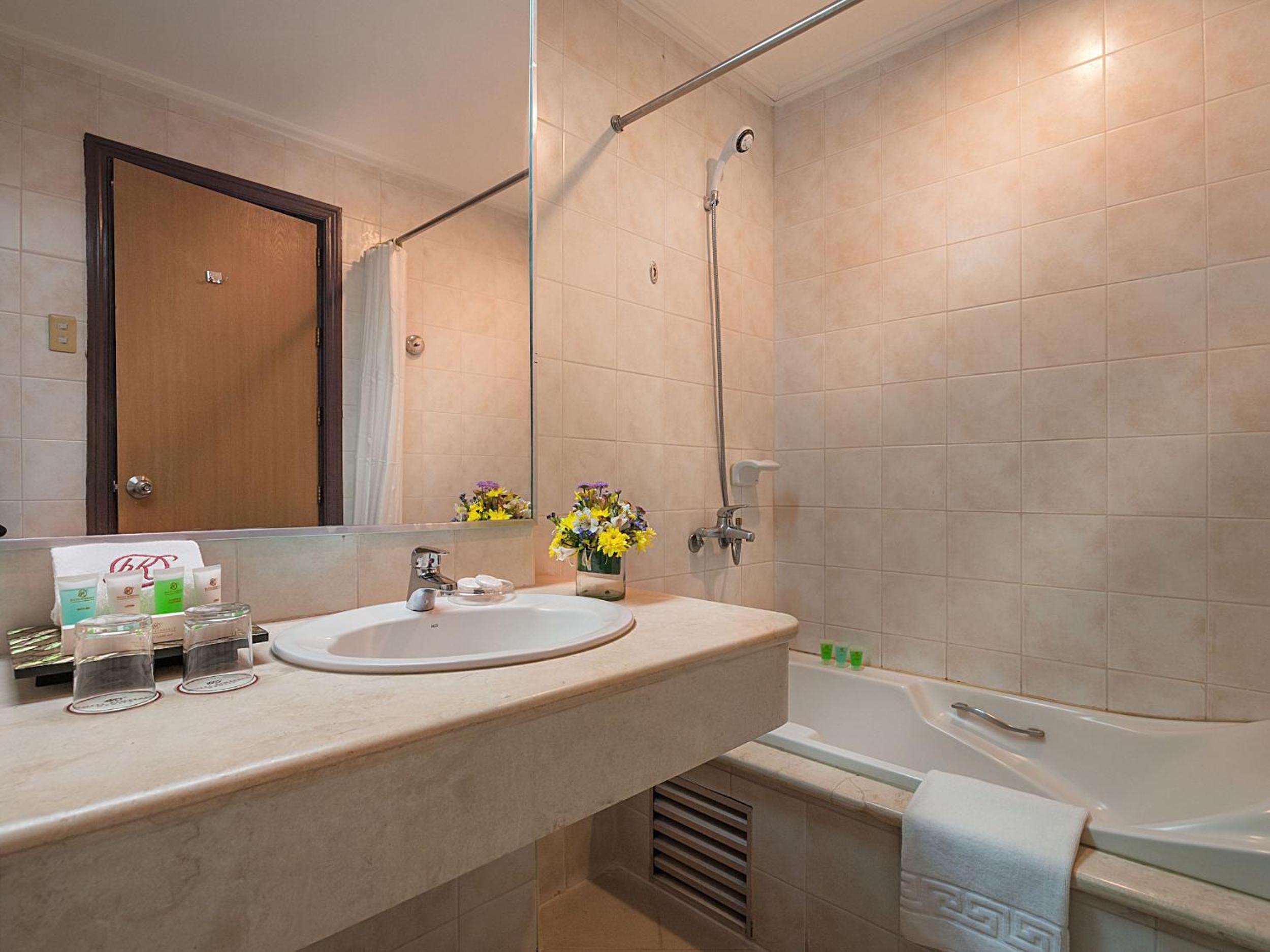 Premier Family Suite with Kitchen - Photo 6