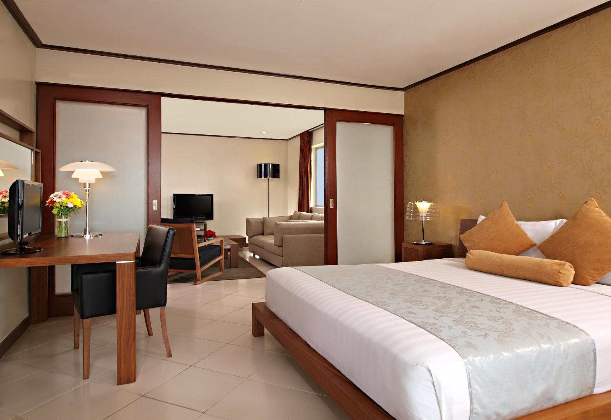 Executive Suite - Photo 2