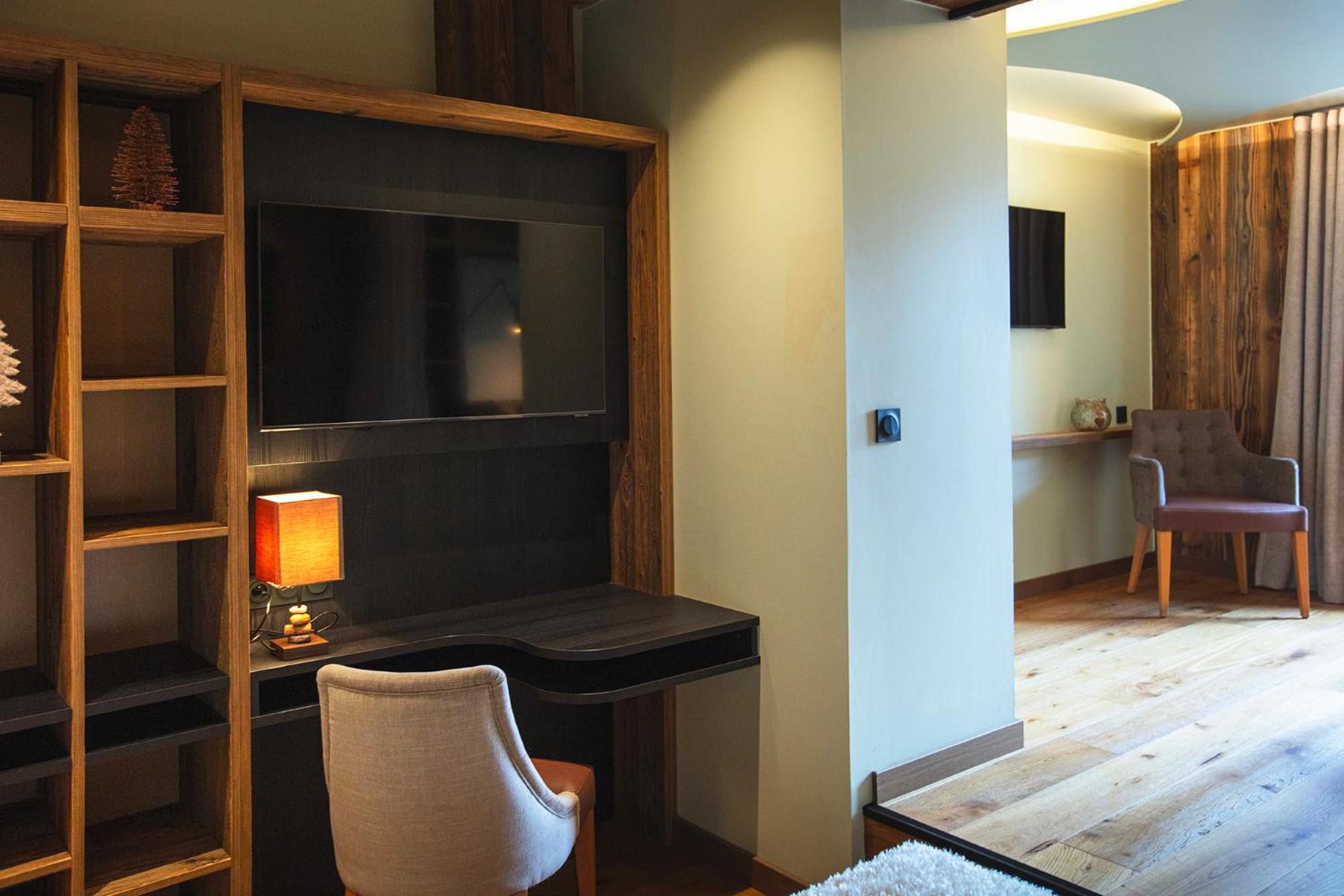 Junior Suite with Balcony - Photo 4