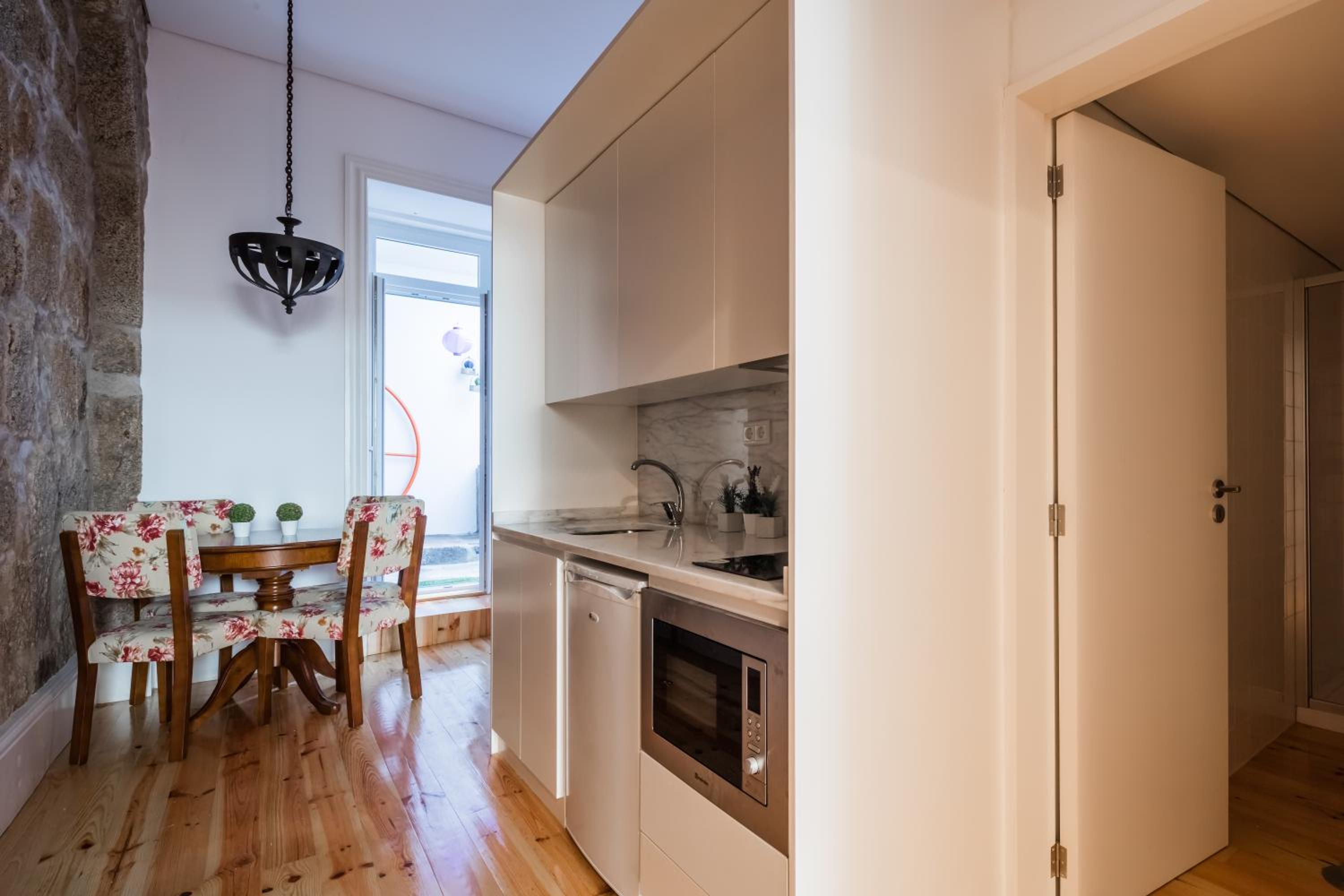 Studio Apartment - Photo 2
