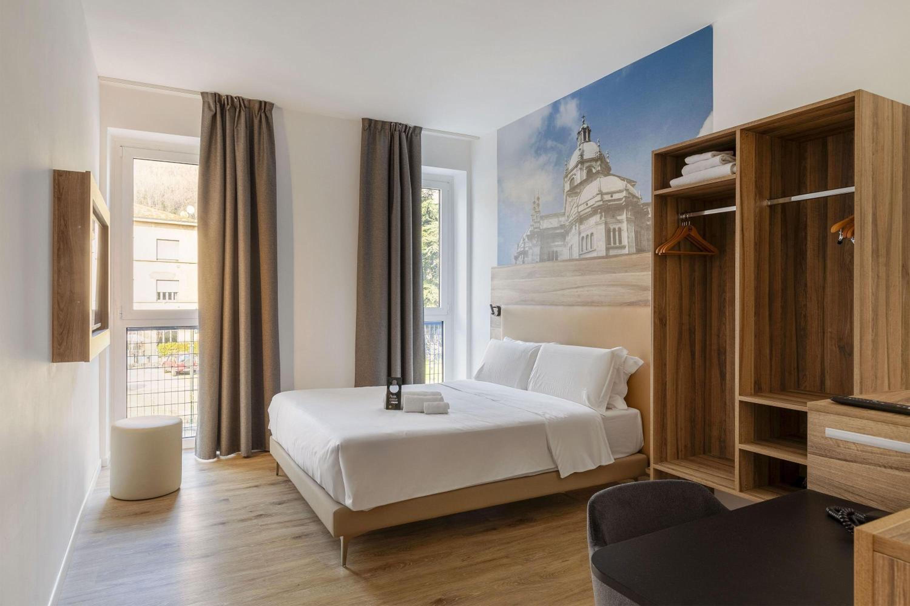 Superior Double Room thumbnail 6