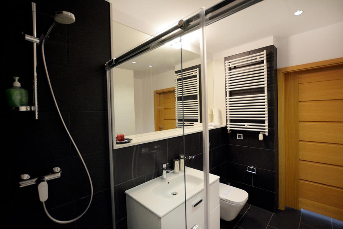 Three-Bedroom Apartment (1 - 10 Adults) - Photo 20