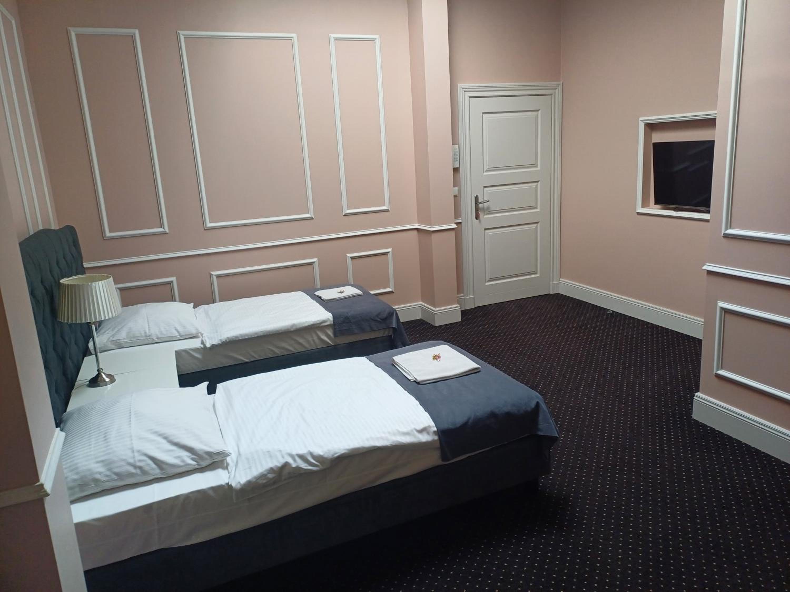 Standard Twin Room - Photo 3