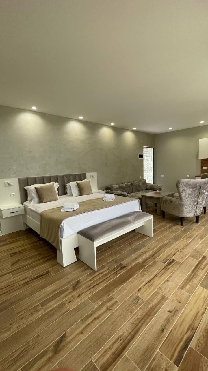Deluxe Double Room (2 Adults + 1 Child) photo 1