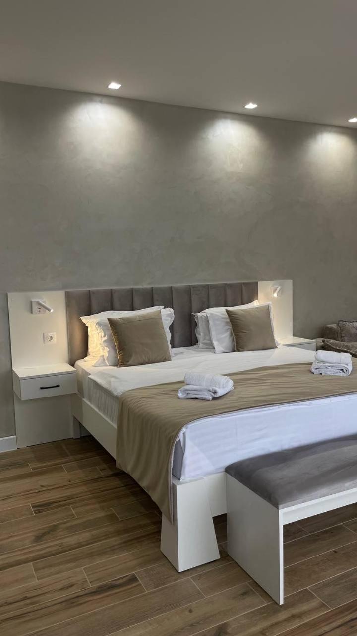 Deluxe Double Room (2 Adults + 1 Child) photo 3