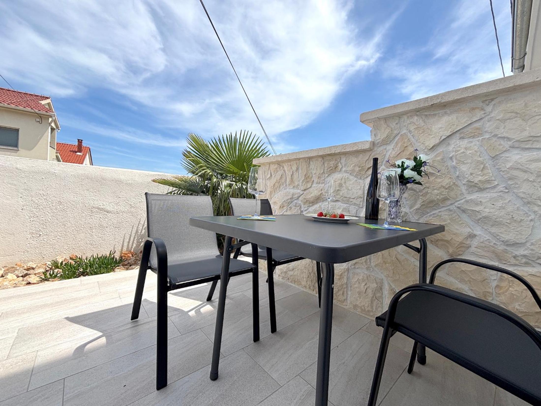 One-Bedroom Apartment with Balcony and Water View photo 2