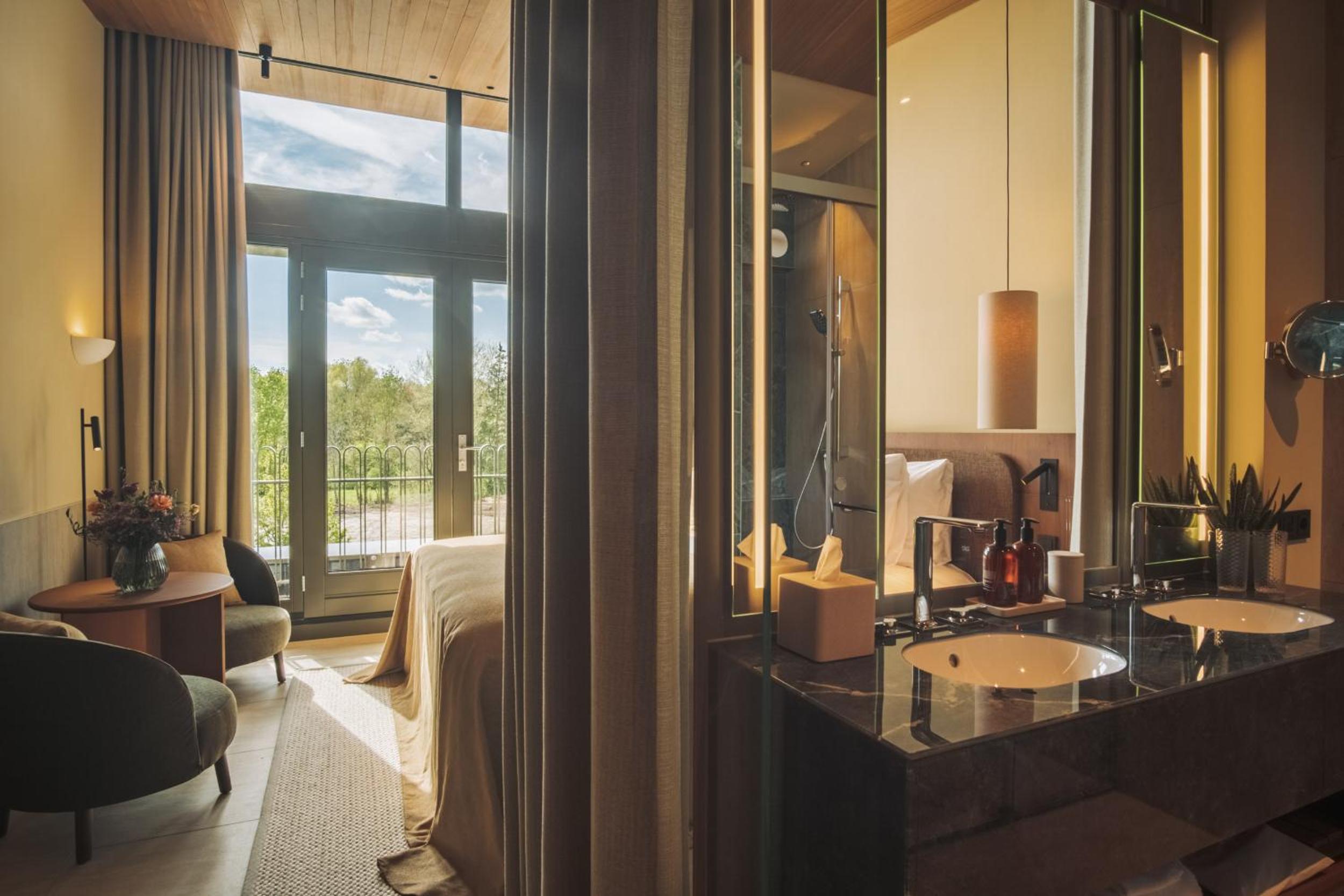 Deluxe Room with Balcony - Photo 4