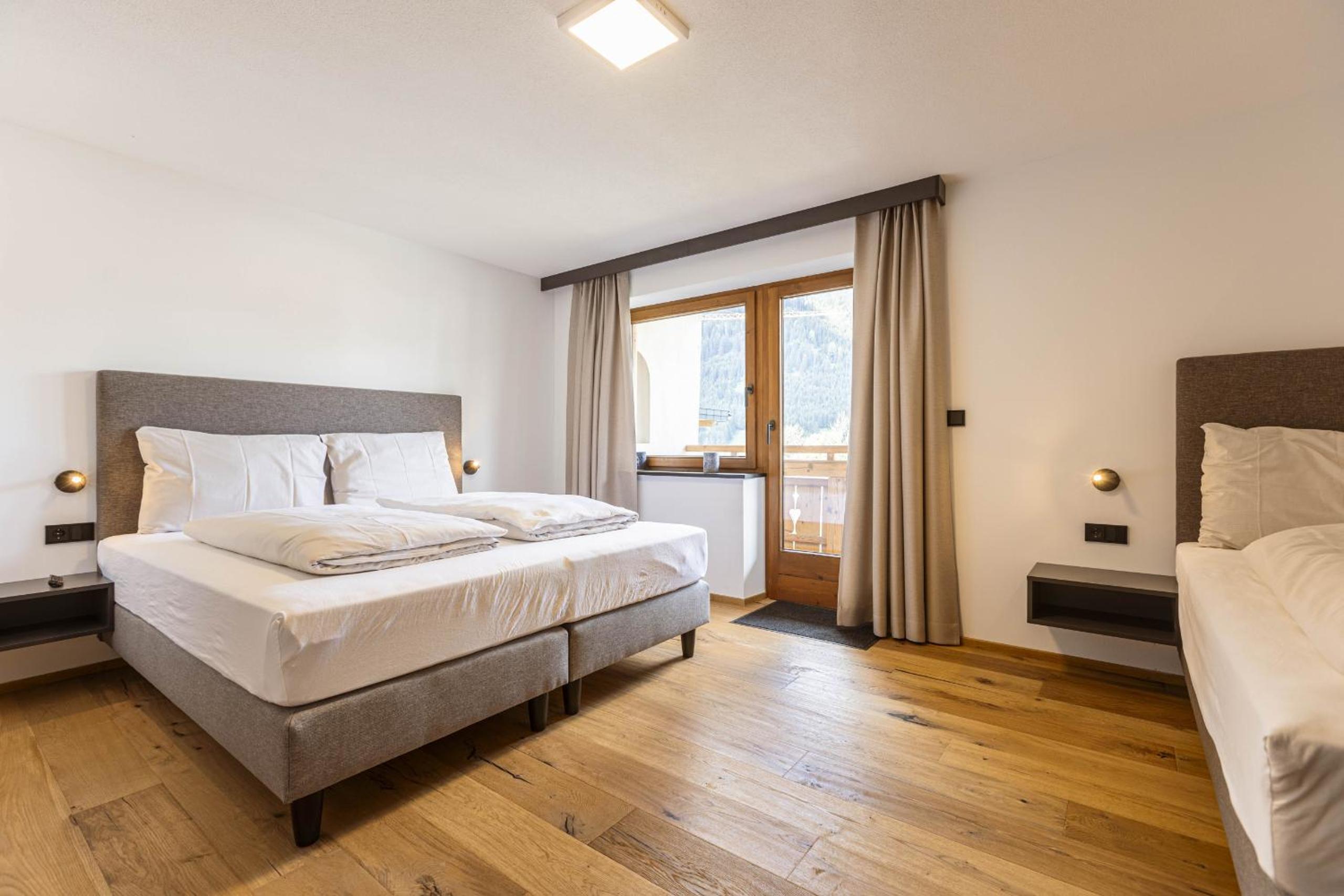 Three-Bedroom Apartment with Mountain View photo 2