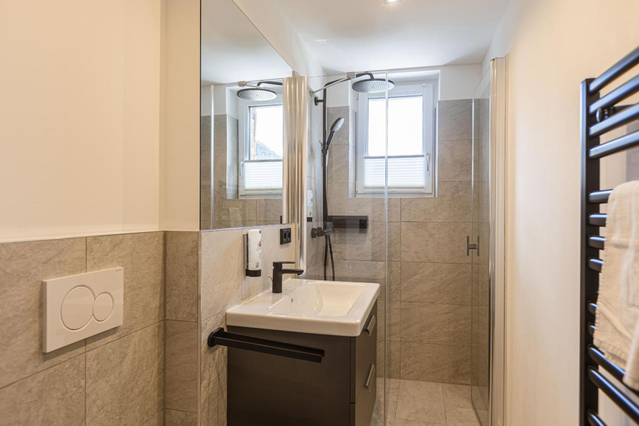 Three-Bedroom Apartment with Mountain View photo 3