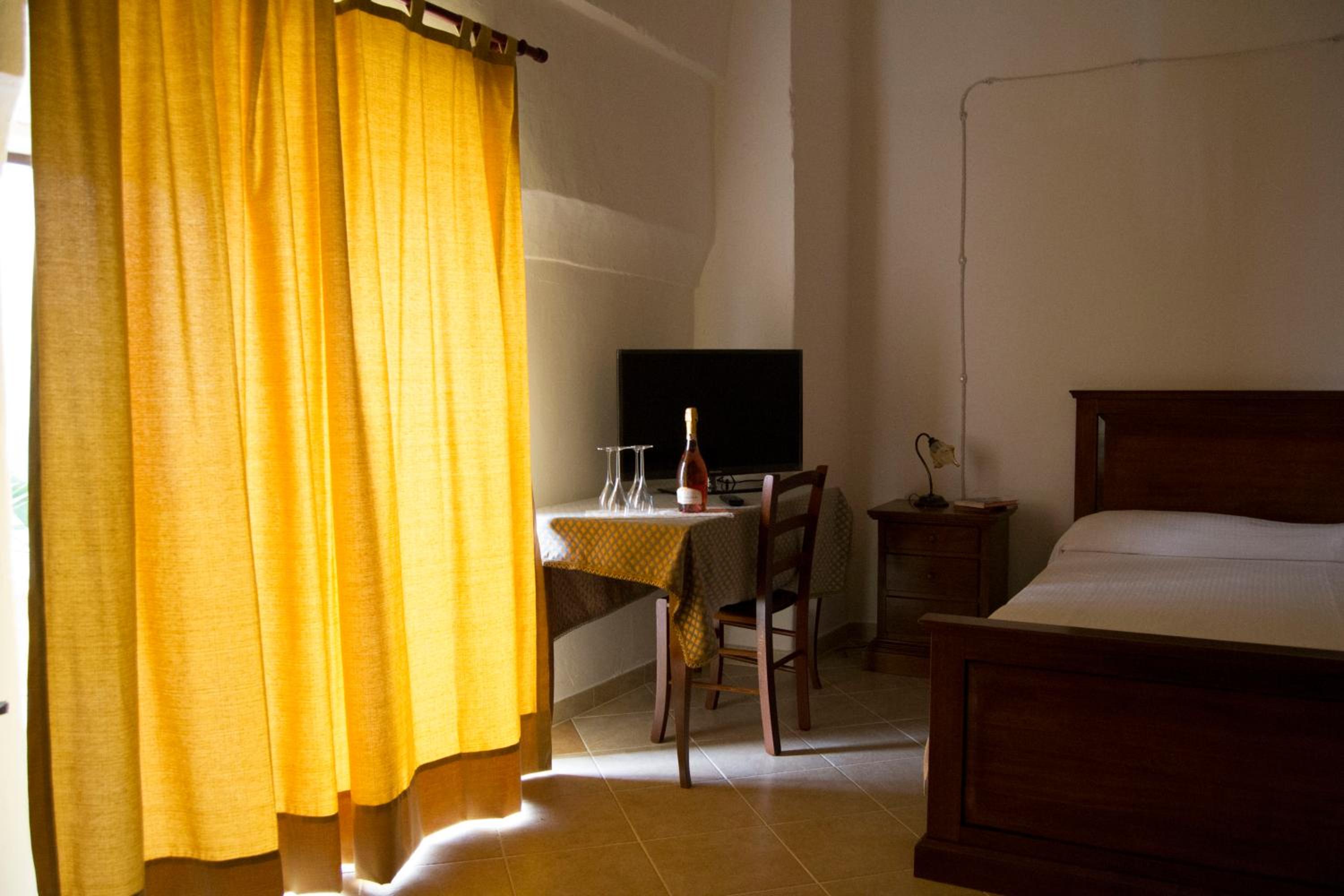 Quadruple Room with Private Bathroom - Photo 10