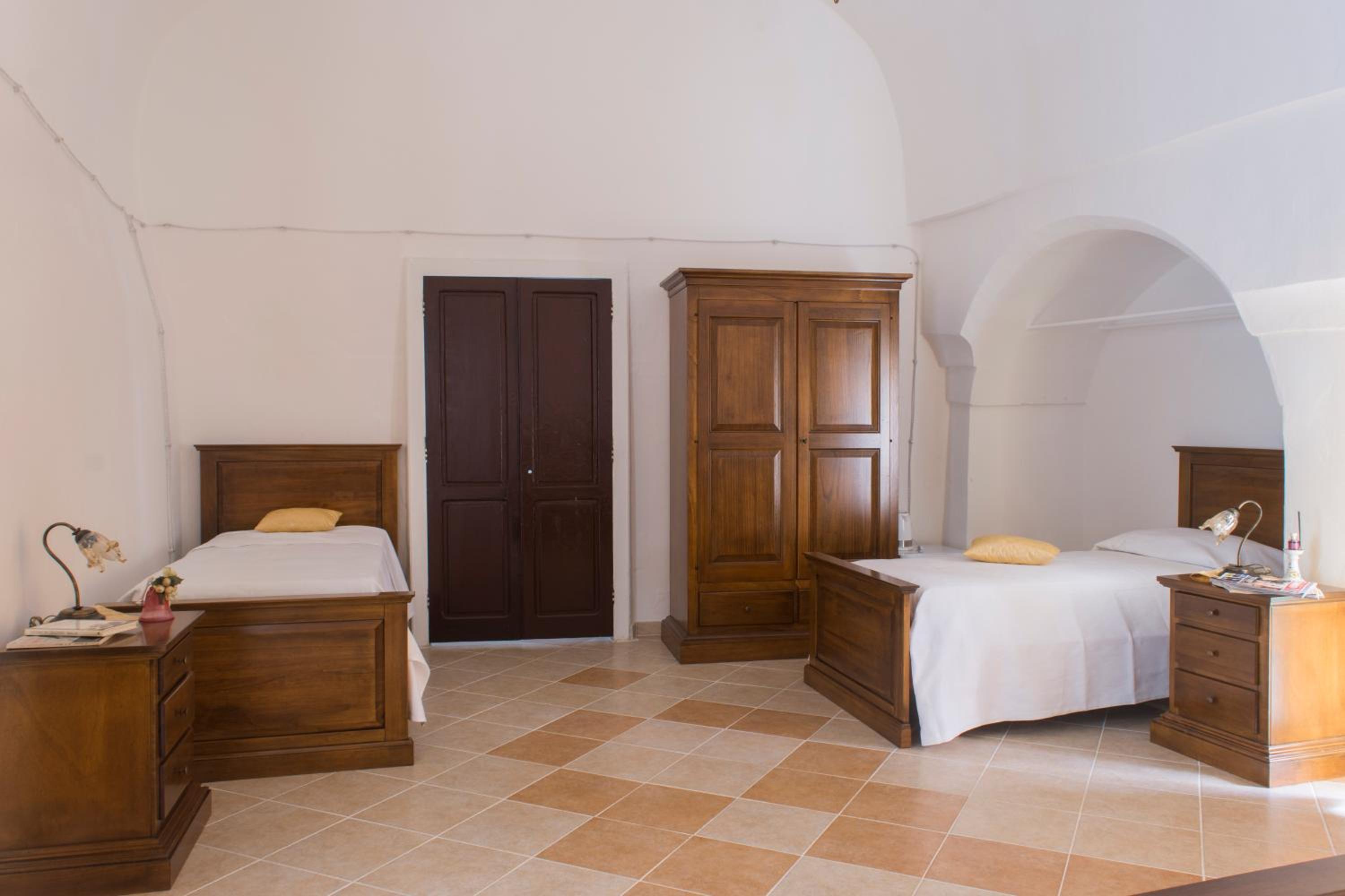 Quadruple Room with Private Bathroom - Photo 17