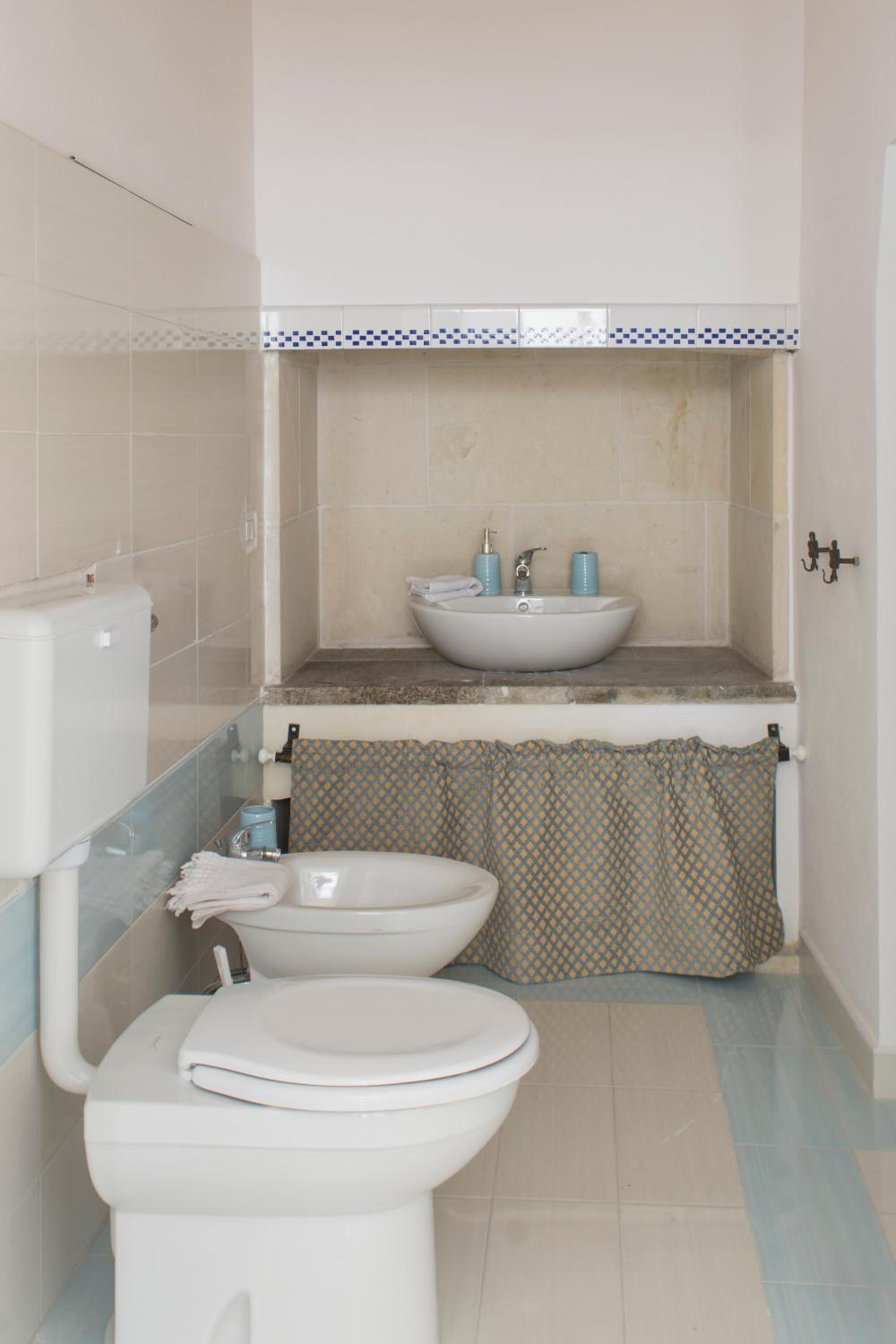 Quadruple Room with Private Bathroom - Photo 9