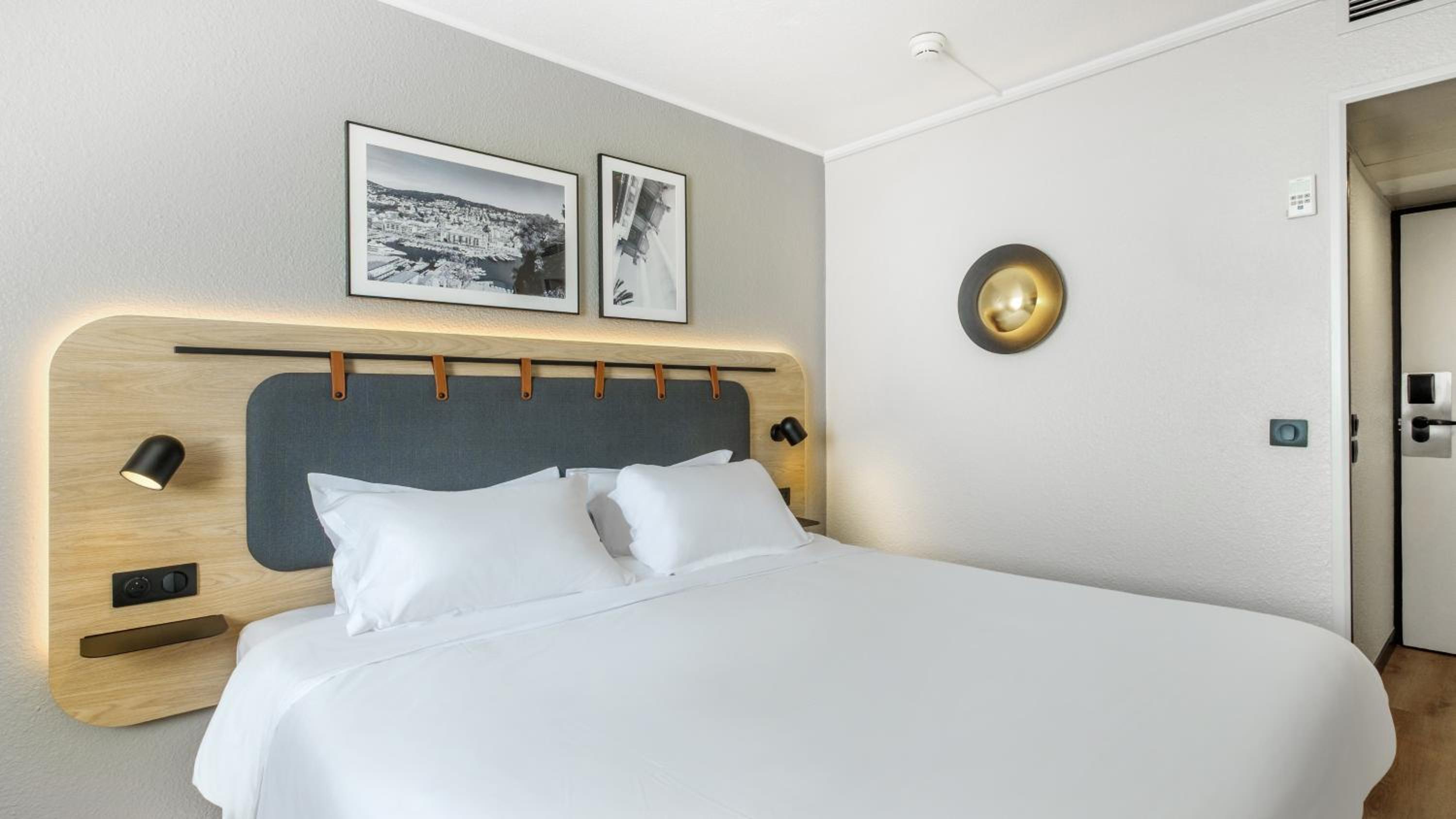 2 Standard Room Connecting - 1 Queen Bed 2 Single Beds