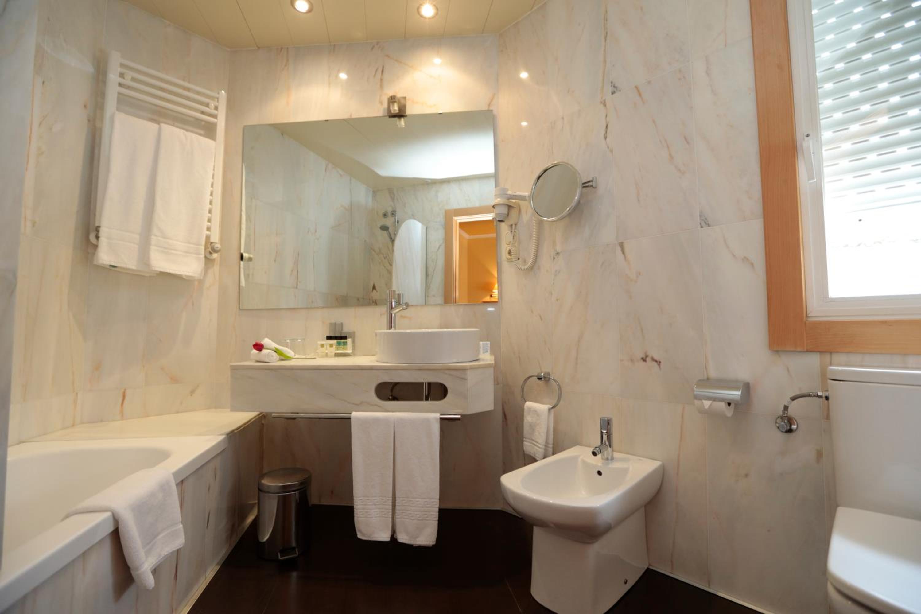 Standard Double or Twin Room - Photo 3