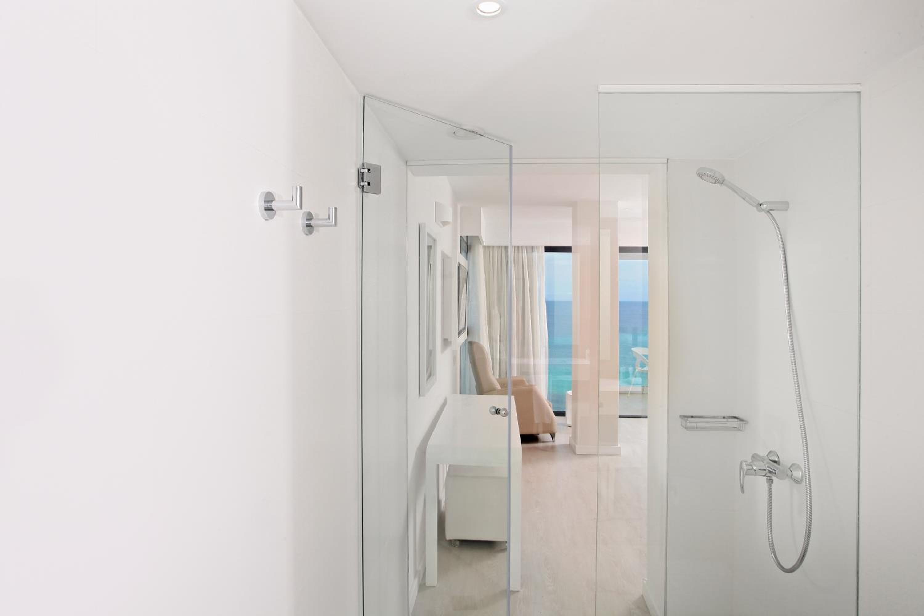 Double or Twin Room with Partial Sea View thumbnail 6