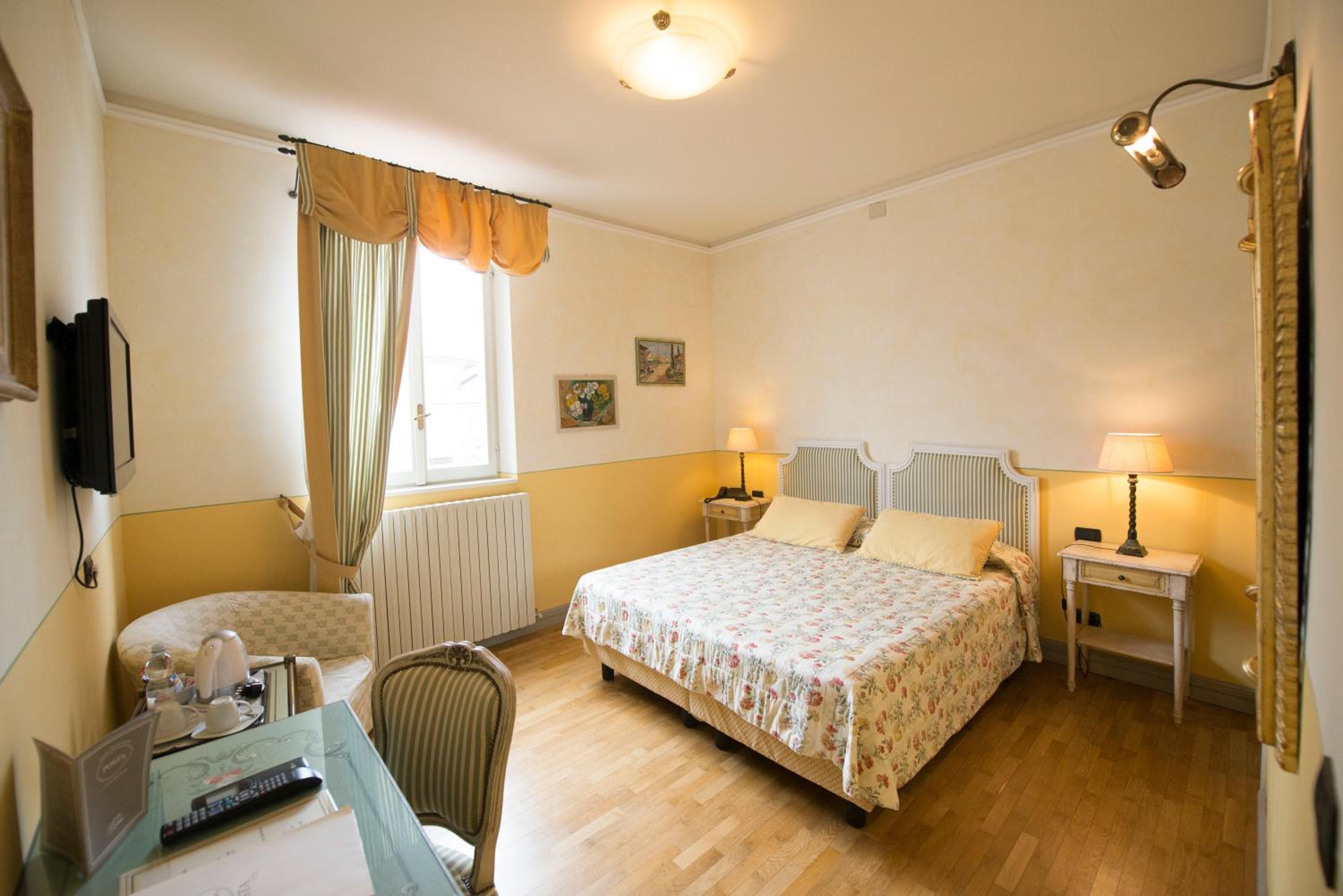 Double Room with Lake View - Photo 14
