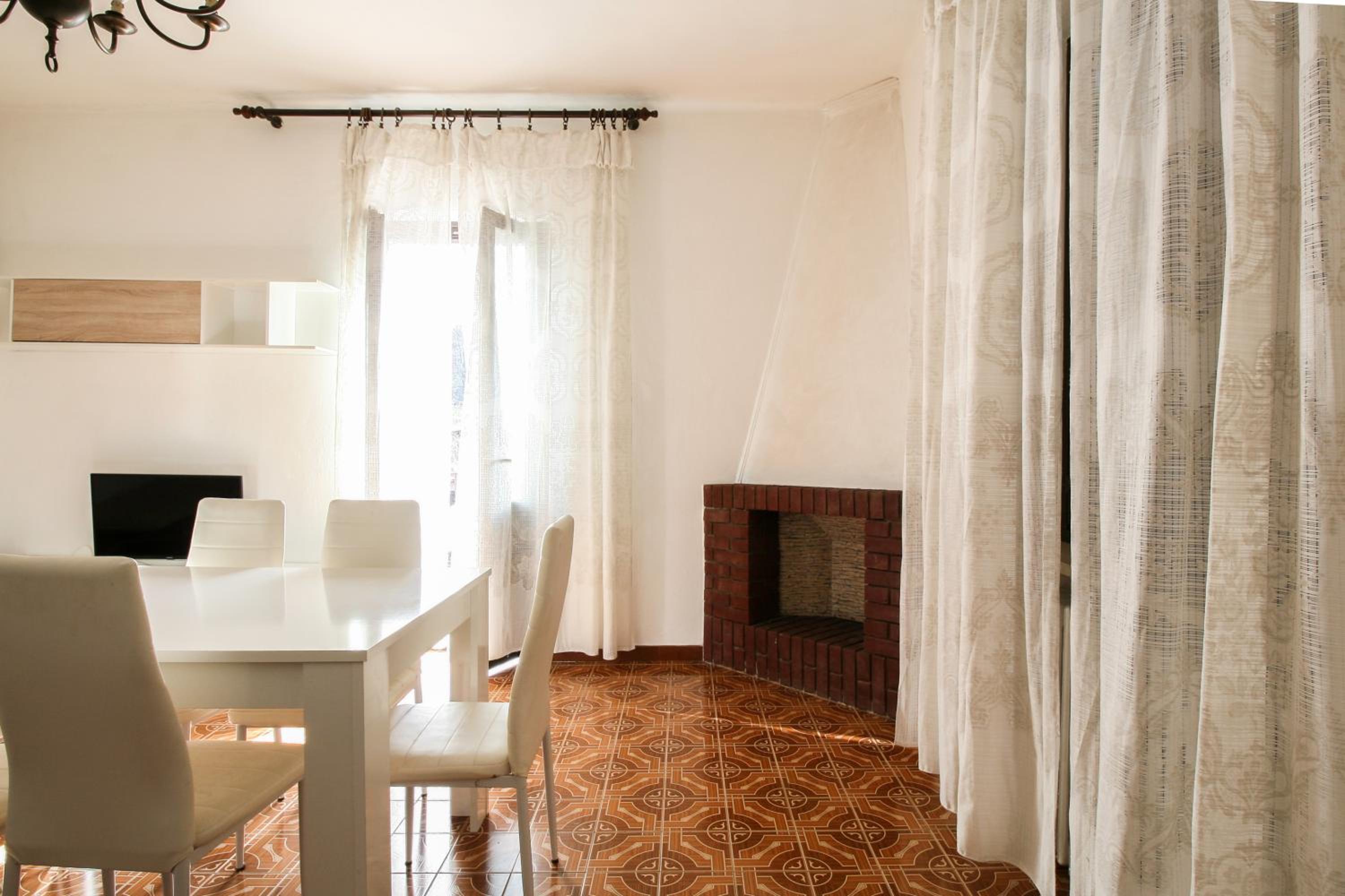 Three-Bedroom Apartment with Balcony photo 3