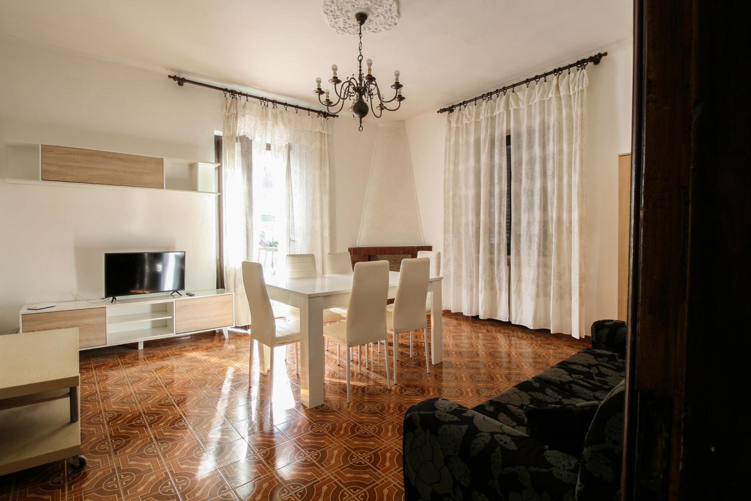 Three-Bedroom Apartment with Balcony photo 2