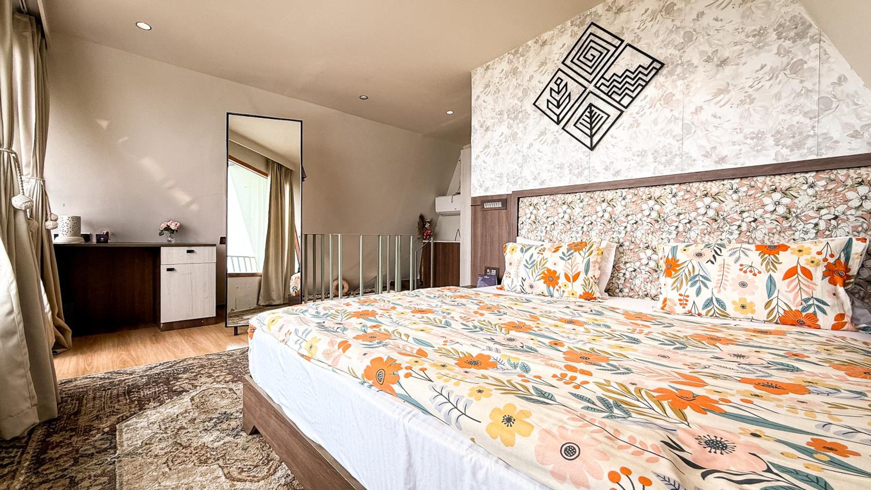King Suite with Balcony photo 2