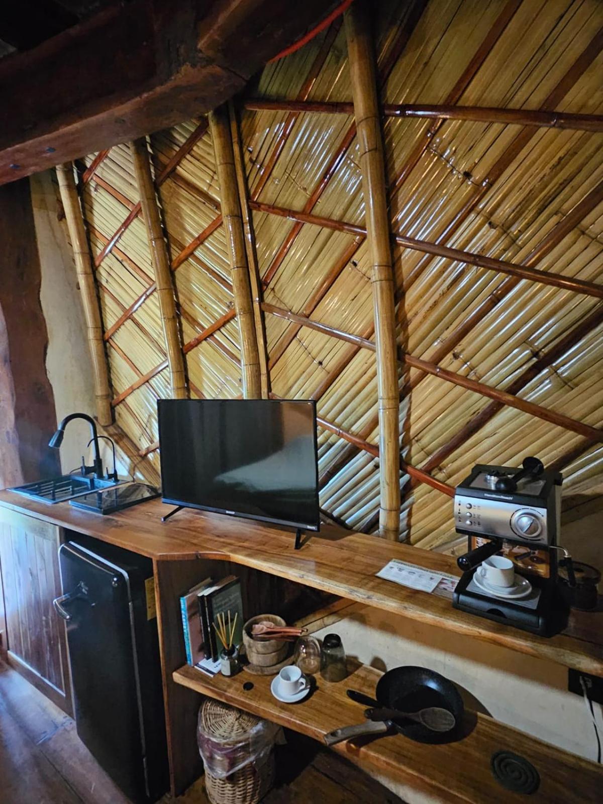 One-Bedroom Apartment with Lake View photo 3