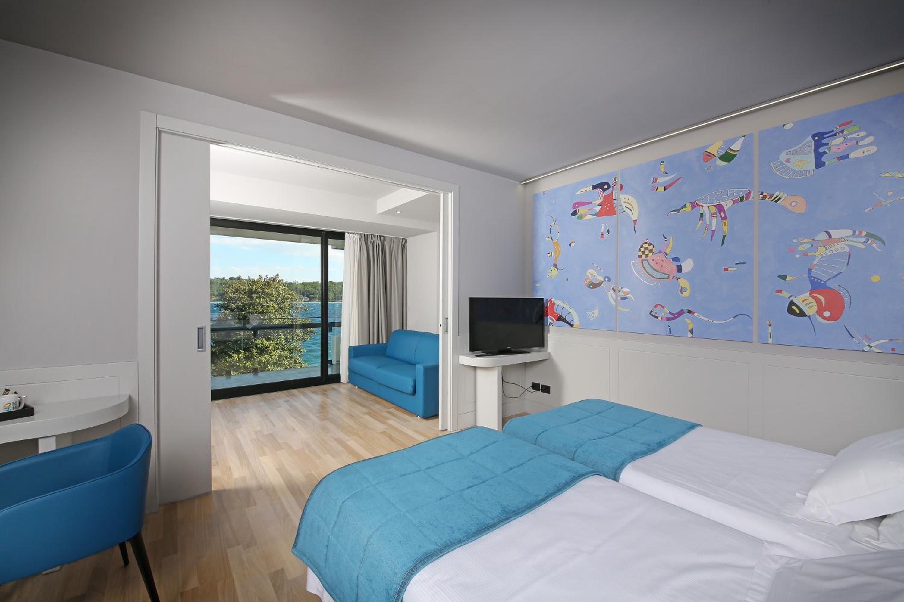 Junior Suite with Balcony and Lake View - Photo 1