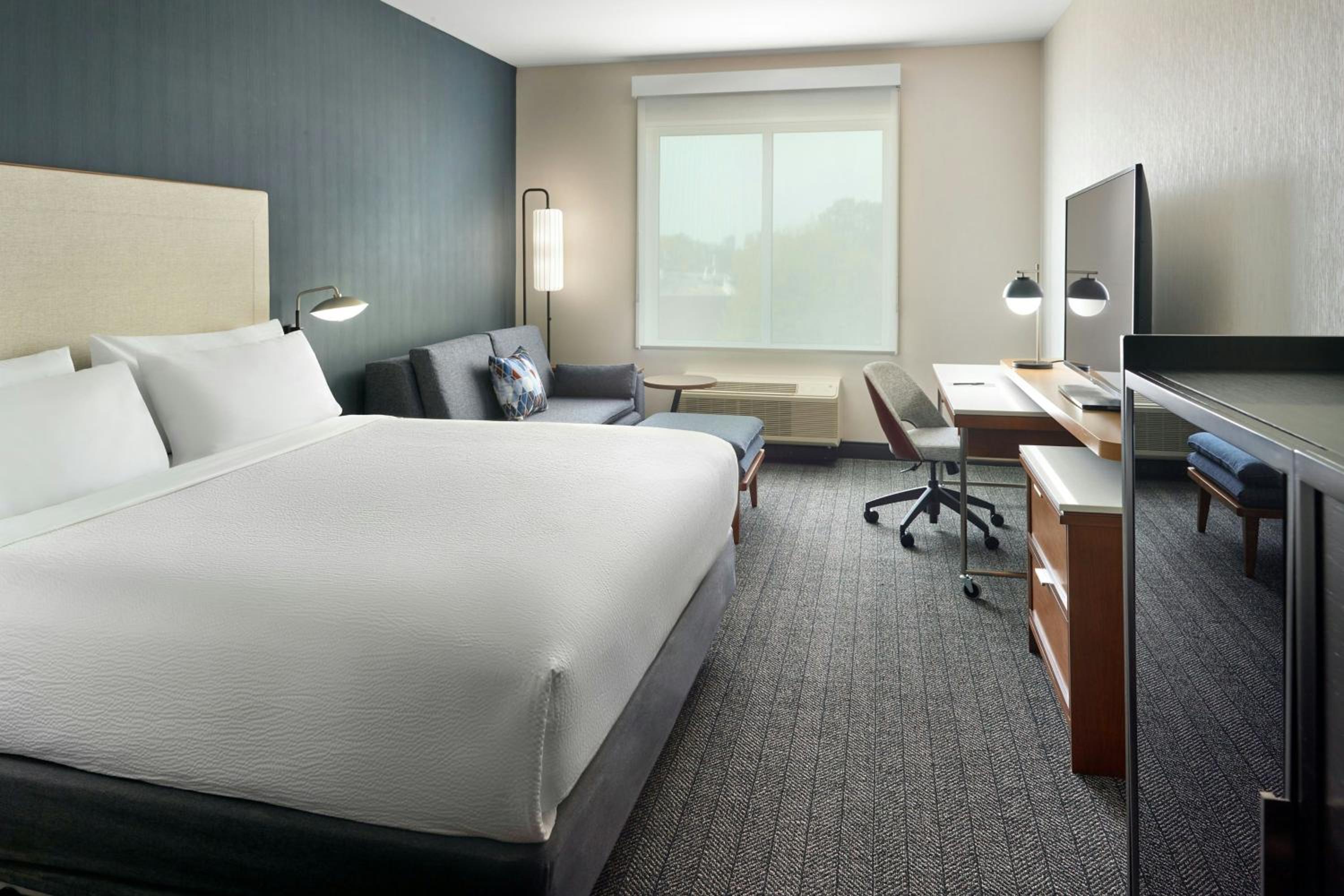 Standard King Room - Hearing Accessible - Photo 8